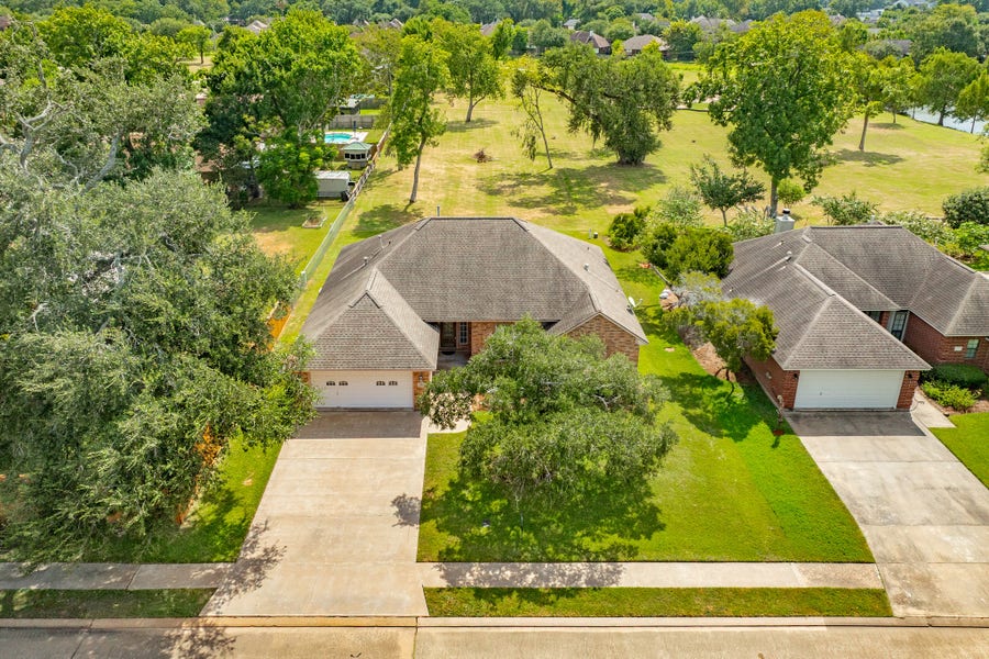 Property photo for 203 Lexington Avenue, Clute, TX