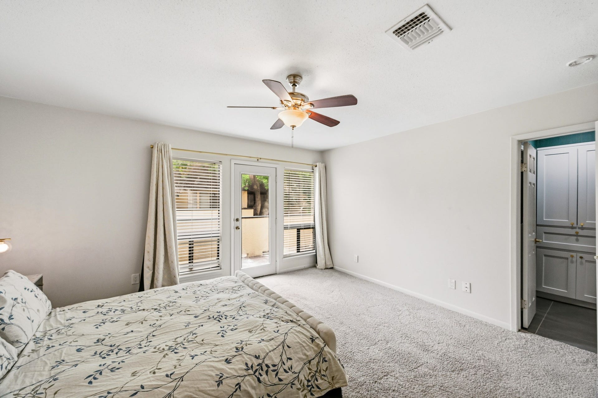 1116 Bering Drive, #25, Houston, TX 77057 Primary Bedroom w Balcony