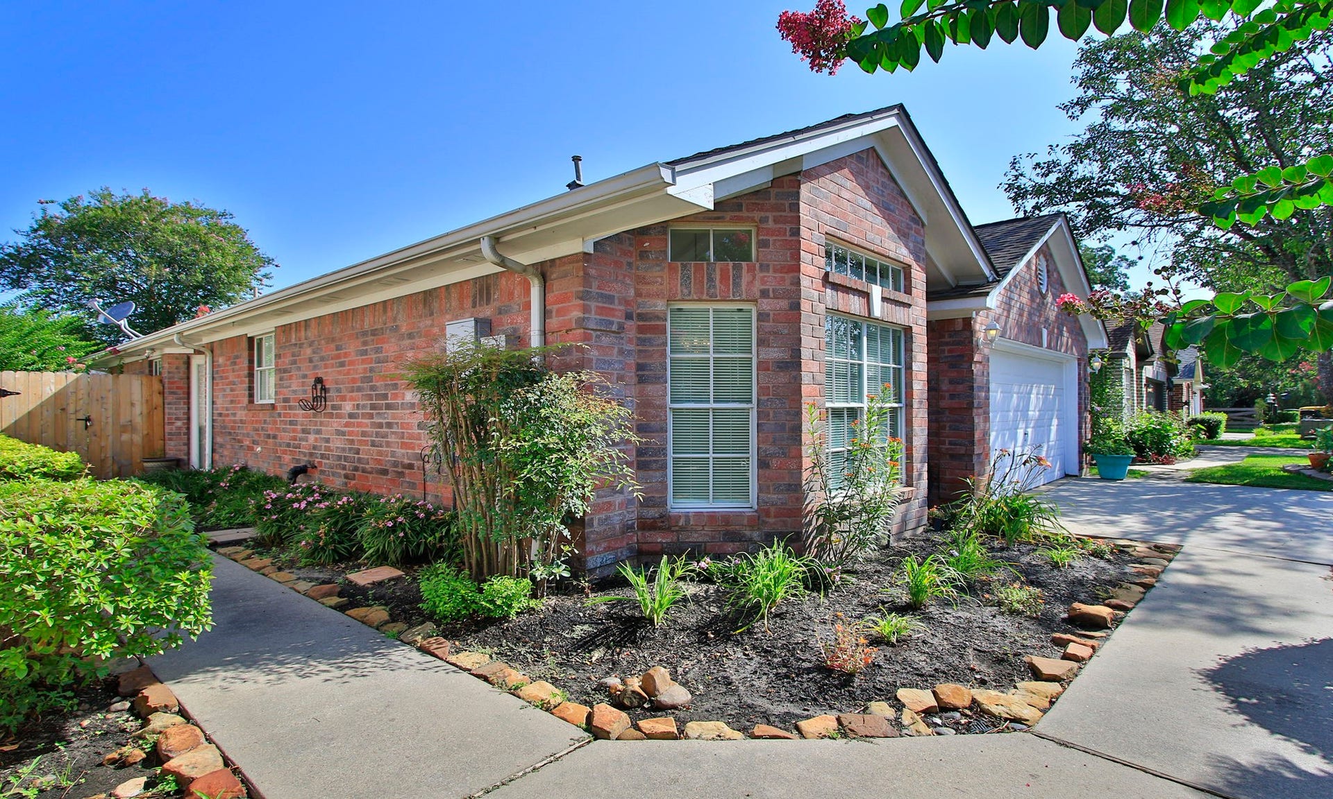 Welcome Home! This 2bed/2bath home is move in ready!
Low maintenance with lush landscapting.