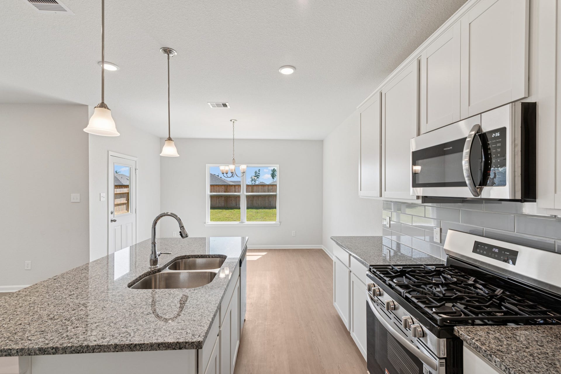 19130 Malatya Court, Montgomery, TX 77316 The Oriole II- Kitchen and Breakfast Area. Sample image to be used for example only, colors, options and upgrades vary.