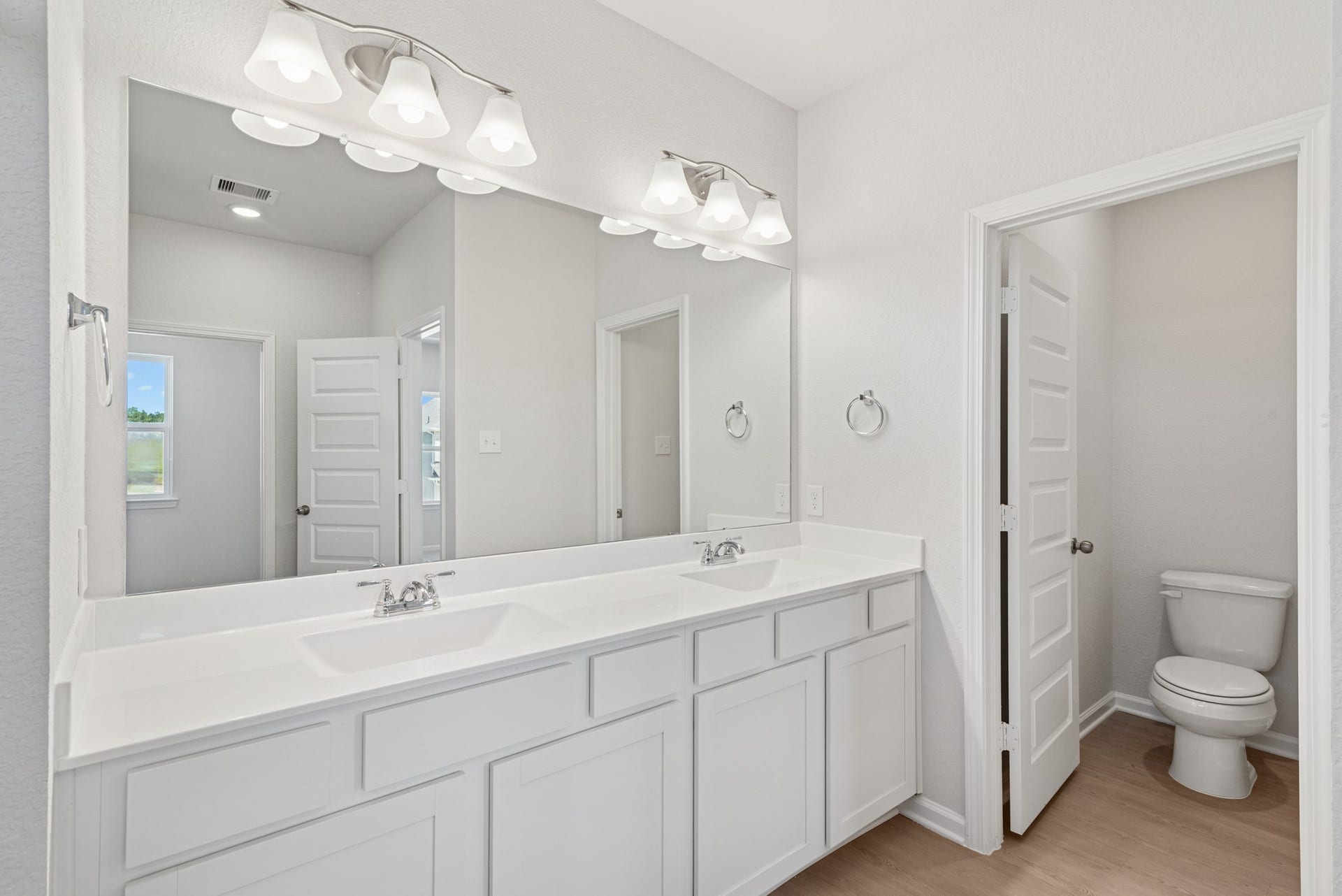 19130 Malatya Court, Montgomery, TX 77316 The Oriole II- Primary Bath with Dual Vanities and Large Walk-in Shower. Sample image to be used for example only, colors, options and upgrades vary.