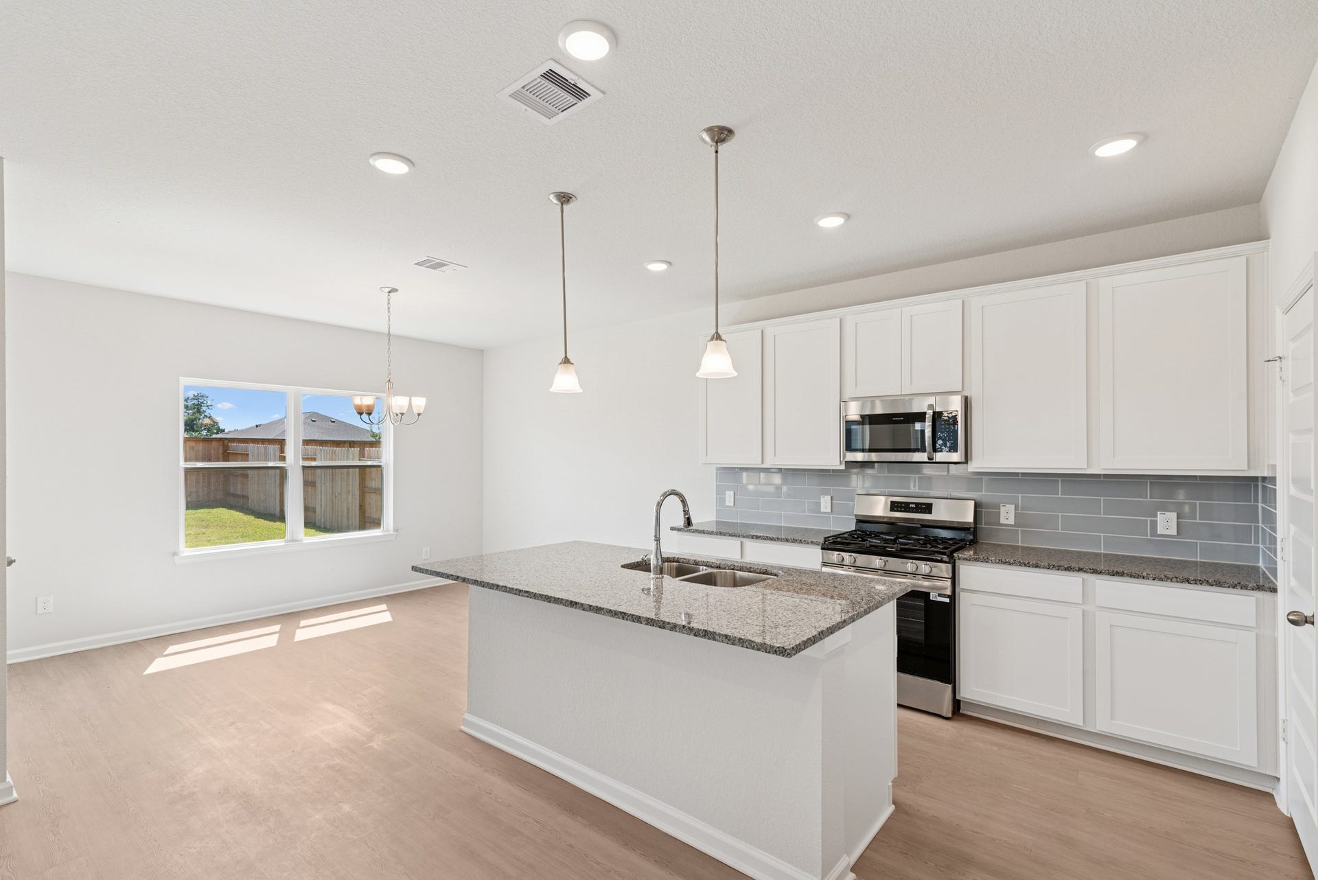 19130 Malatya Court, Montgomery, TX 77316 The Oriole II- Kitchen and Breakfast Area. Sample image to be used for example only, colors, options and upgrades vary.