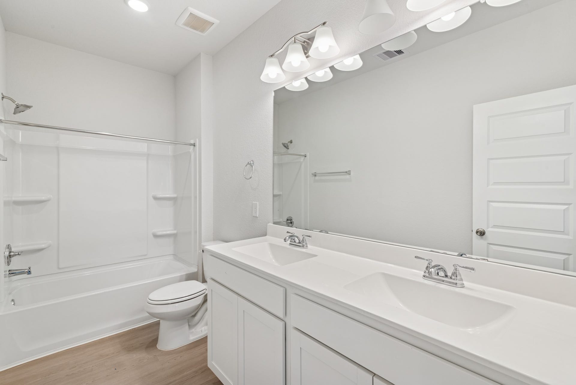 19130 Malatya Court, Montgomery, TX 77316 The Oriole II- Hall Bath with Dual Vanities. Sample image to be used for example only, colors, options and upgrades vary.