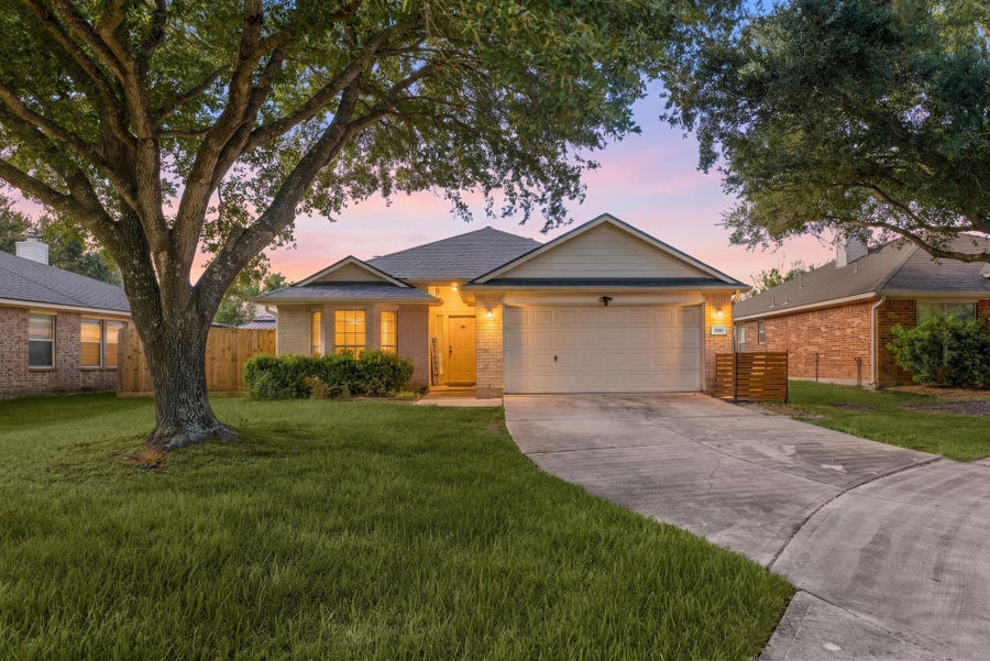 Property photo for 2810 Brookmist Lane, Dickinson, TX