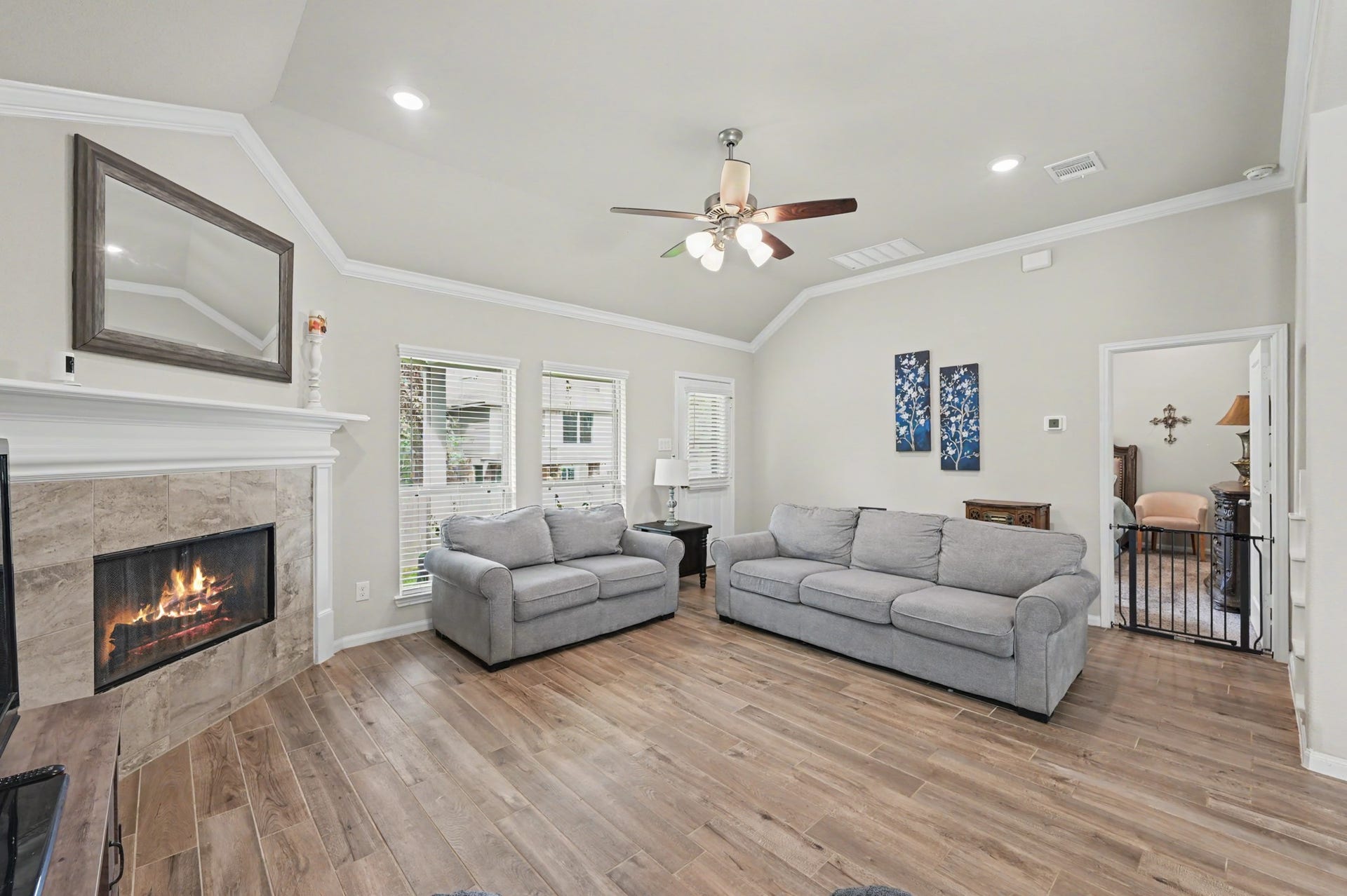 13718 Vail Drive, Montgomery, TX 77356 Crown Molding, Wood tile Flooring