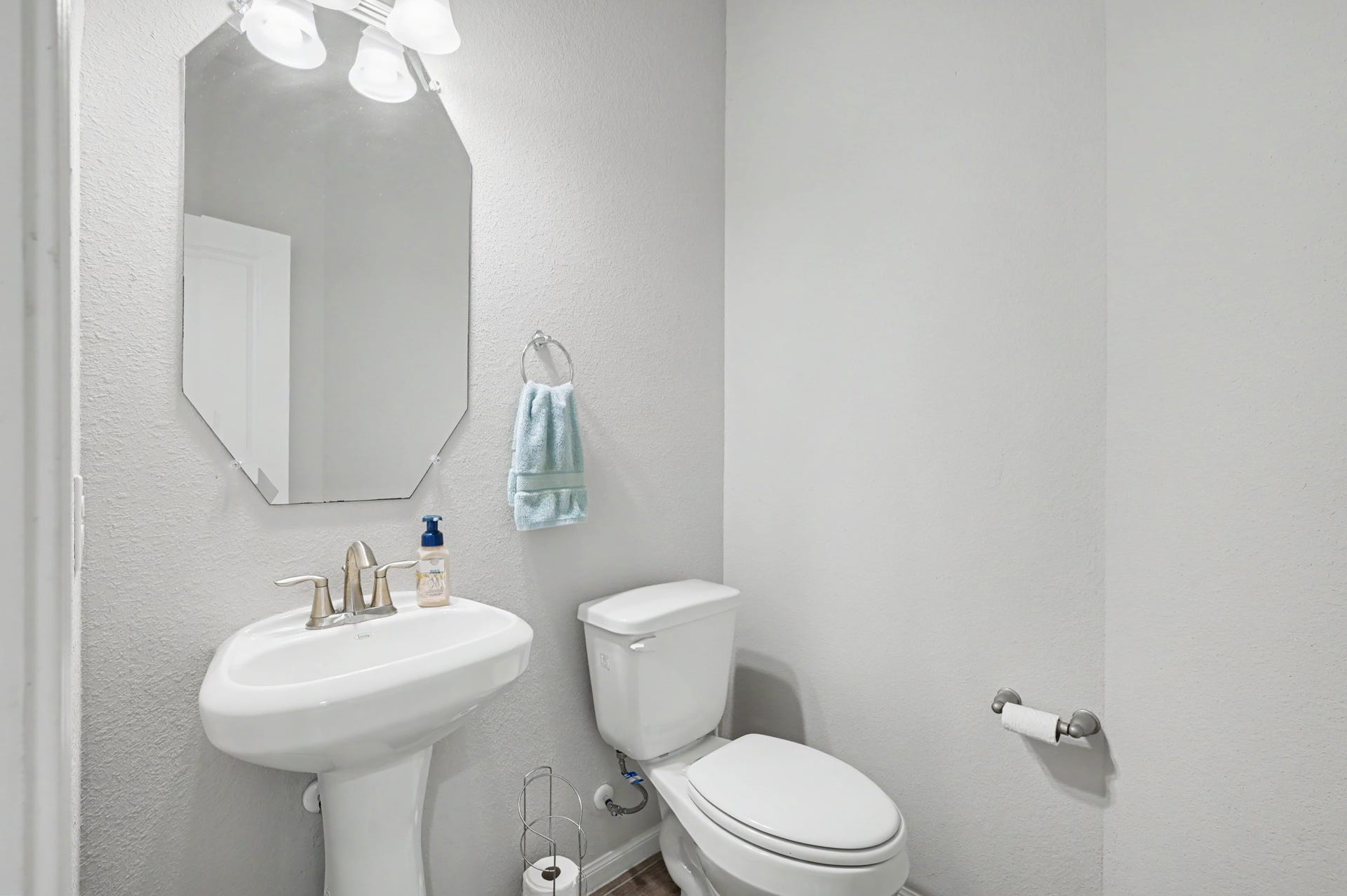 13718 Vail Drive, Montgomery, TX 77356 Half bath downstairs