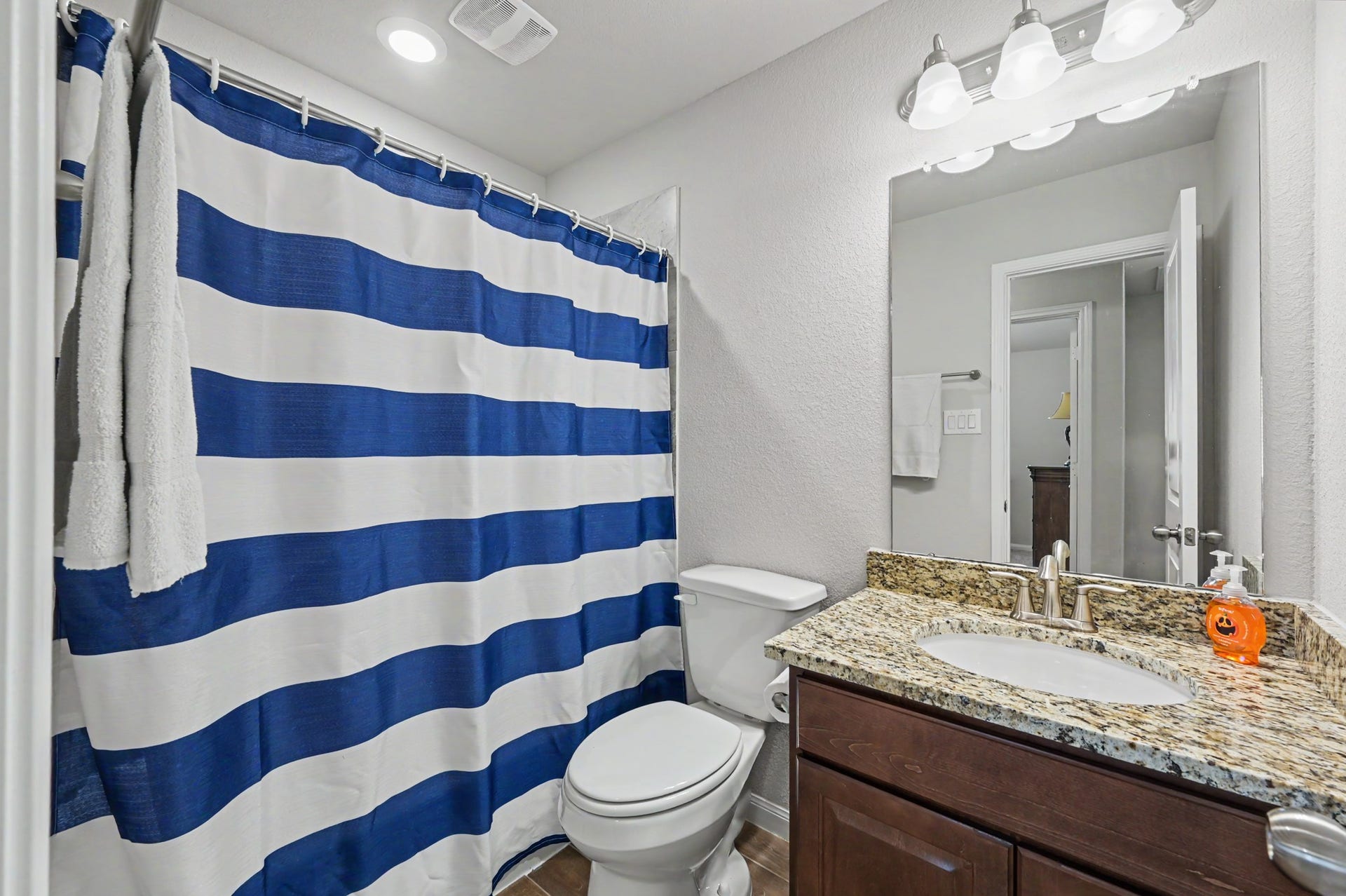 13718 Vail Drive, Montgomery, TX 77356 Full bath/shower and tub combo upstairs