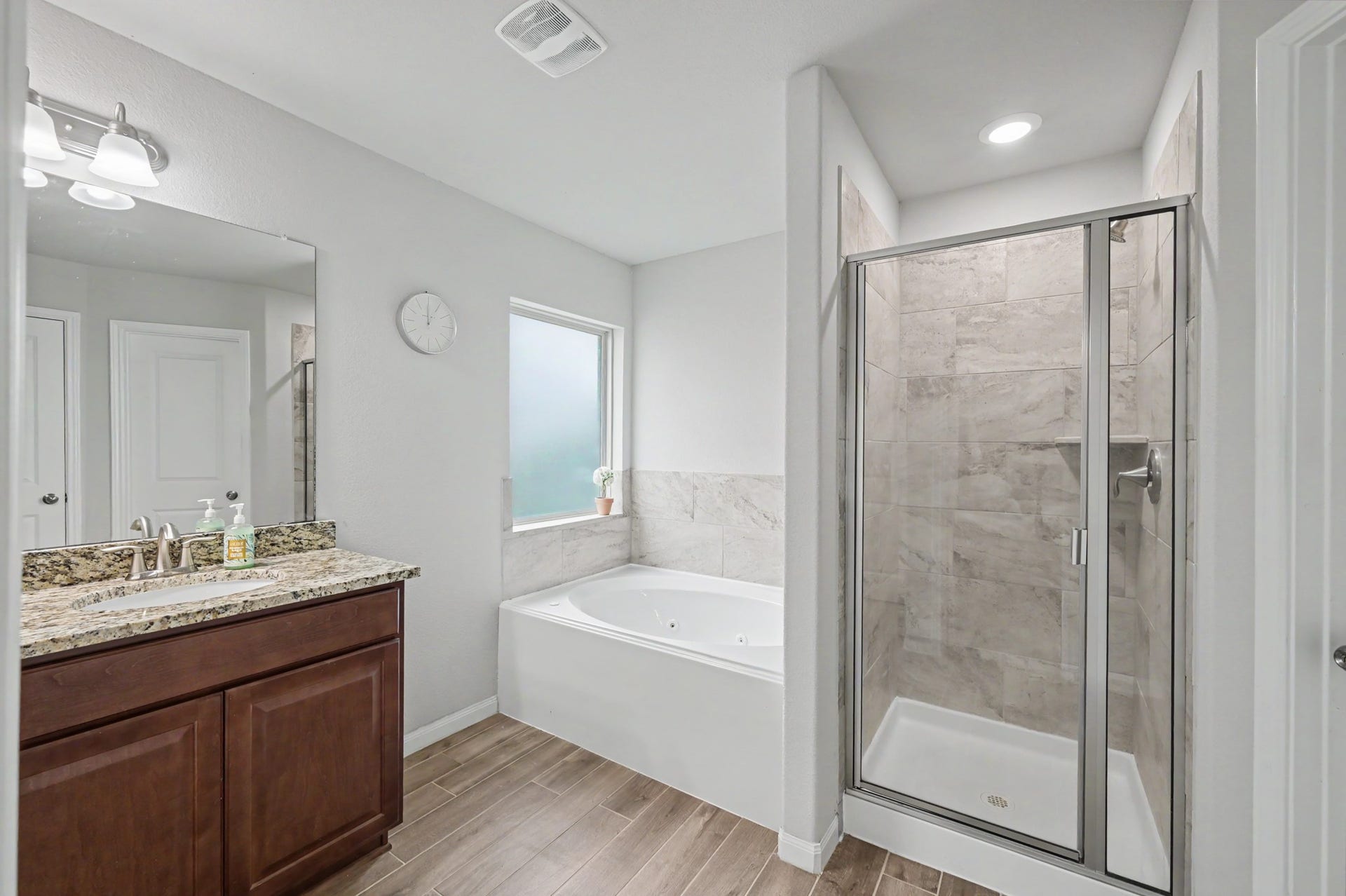 13718 Vail Drive, Montgomery, TX 77356 Primary Bath with 2 sinks