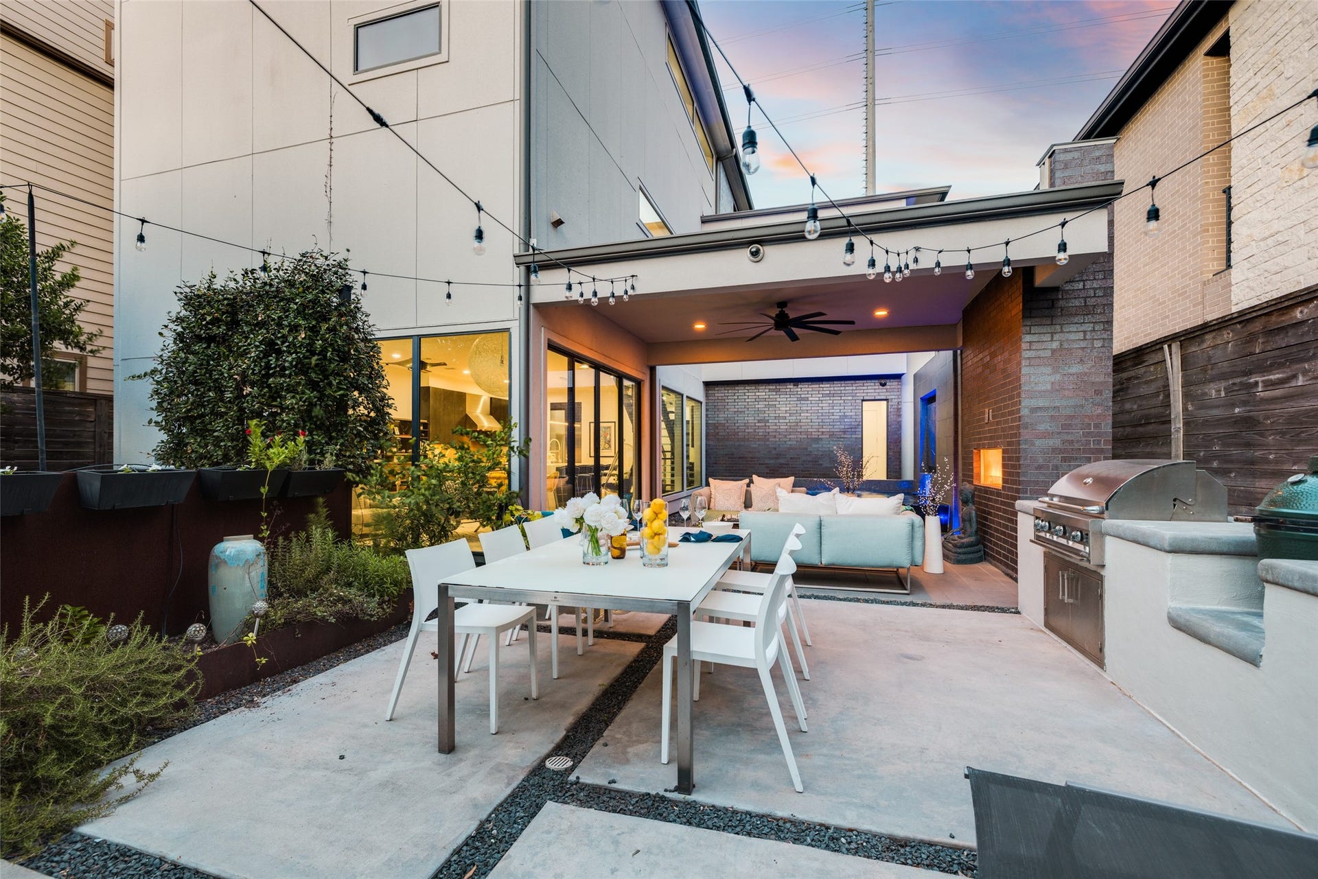 2014 Park Street, Houston, TX 77019 Experience the ultimate outdoor entertainment with floor-to-ceiling sliding glass doors that effortlessly open to the covered outdoor patio & backyard which is encased by an 8 foot cedar fence providing privacy. In ceiling speakers for entertaining.