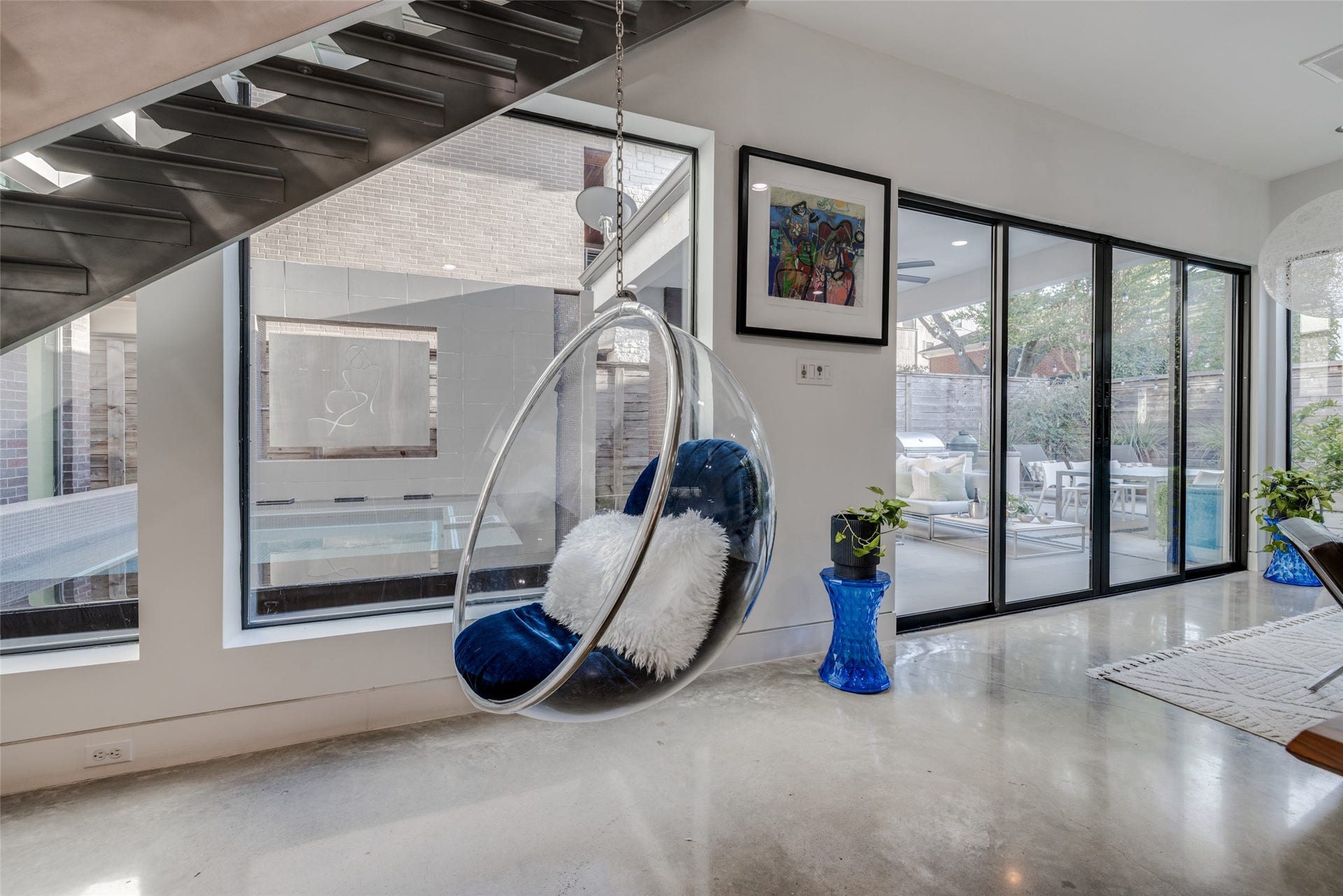 2014 Park Street, Houston, TX 77019 Have fun, relax & a swing while reading in the under stairs chair - great 360 views of outdoors, pool & inside.