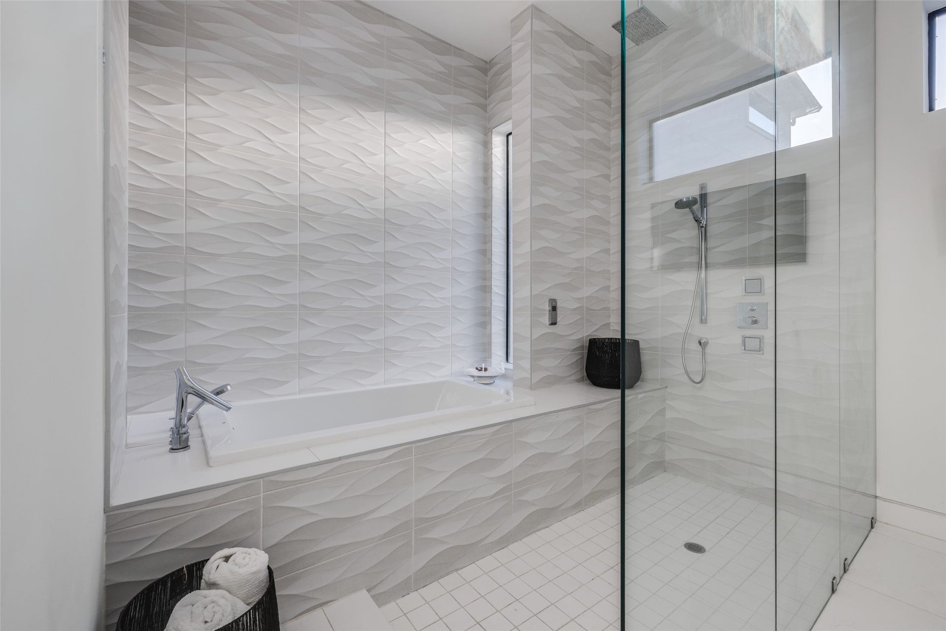 2014 Park Street, Houston, TX 77019 The massive Primary spa bathroom is a serene sanctuary finished with designer touches, in ceiling speakers, spacious shower, a private water closet & a soothing freestanding soaking tub. Lots of natural light.