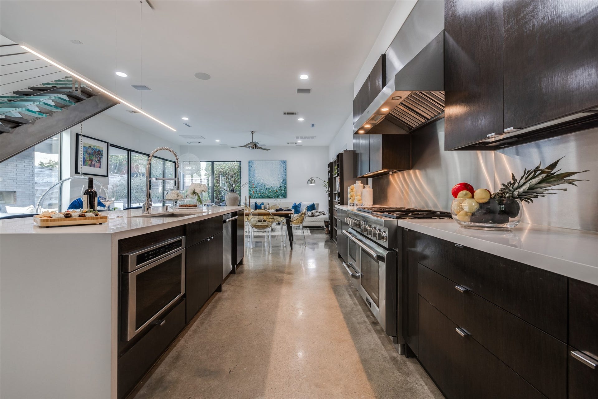 2014 Park Street, Houston, TX 77019 Gourmet Chef's Dream Kitchen with Thermador Professional Package - Range with 6 Burners, griddle, double oven, warming drawer, hood, SS backsplash, huge island with white quartz counter top with waterfall edge & SS sink with chrome Hansgrohe faucet, SS microwave & dishwasher