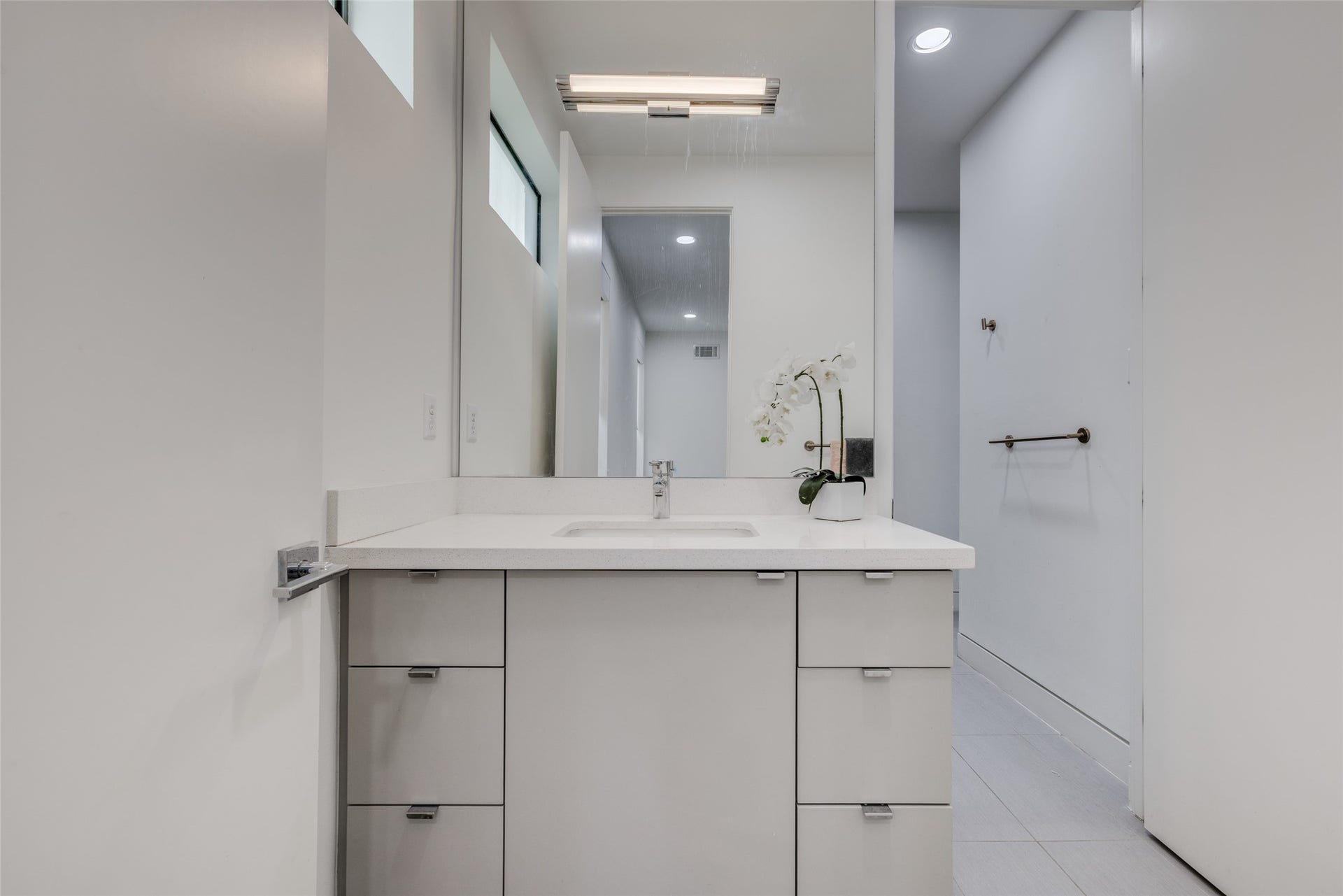 2014 Park Street, Houston, TX 77019 Jack & Jill Bathroom, private vanity areas, chrome Hansgrohe faucets, custom designer mirrors, pro flo commode, open shelving, neutral designer paint throughout