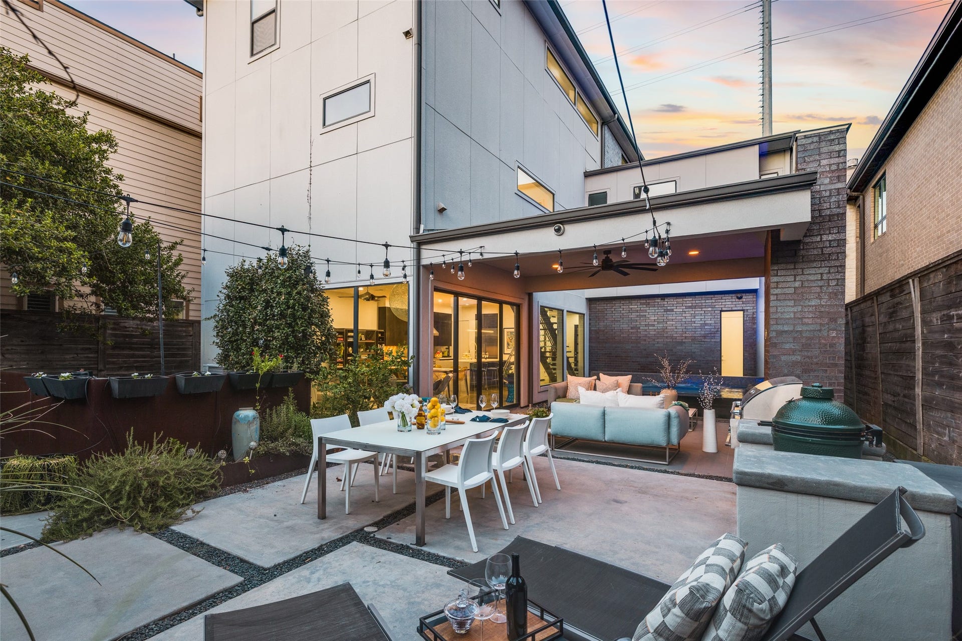 2014 Park Street, Houston, TX 77019 Lots of party & outdoor living space, covered patio, fire for cool Houston winter nights, great outdoor kitchen. Whole house 27KW natural gas Generac Generator