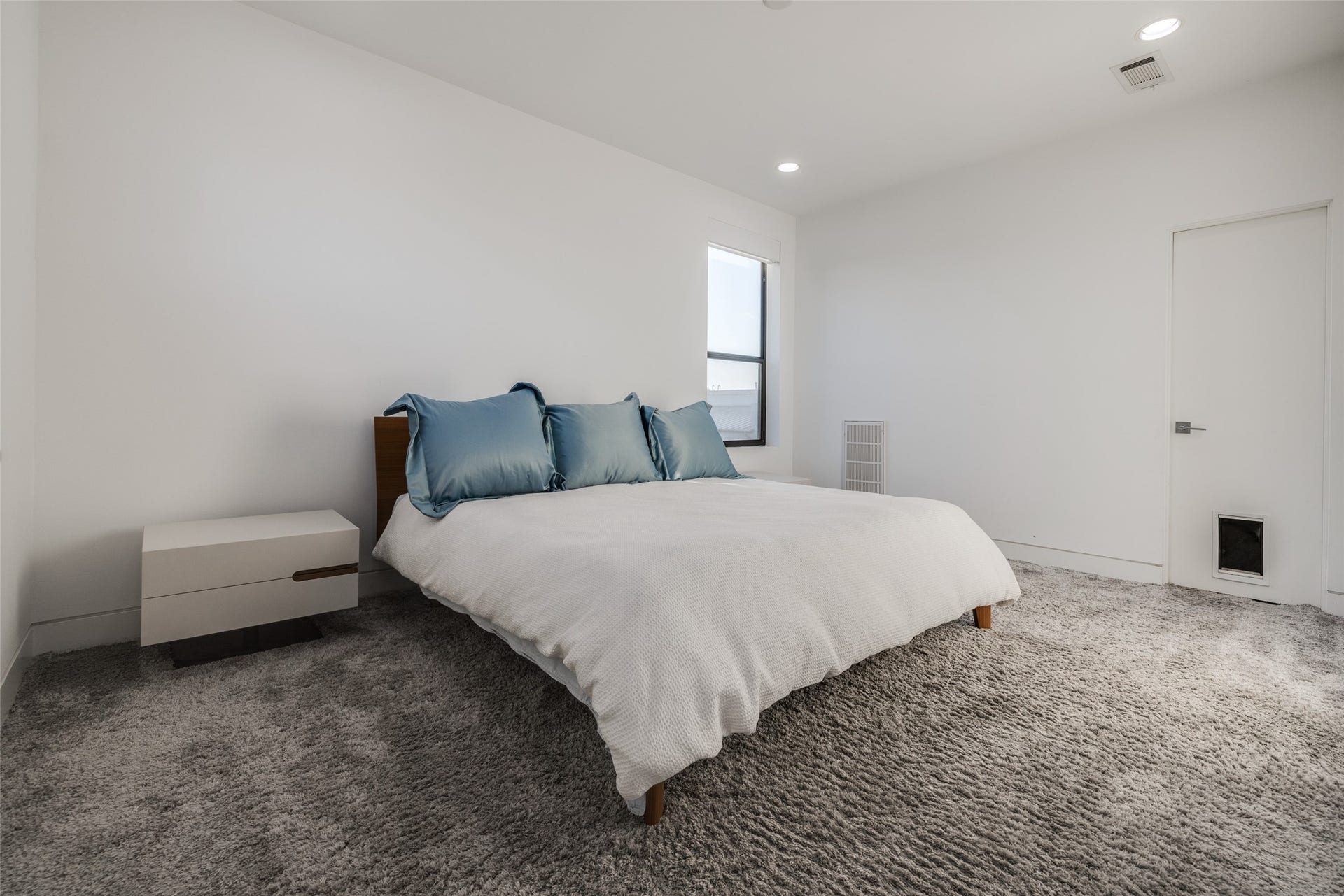 2014 Park Street, Houston, TX 77019 Bedroom 4 with designer carpet, walk in closet