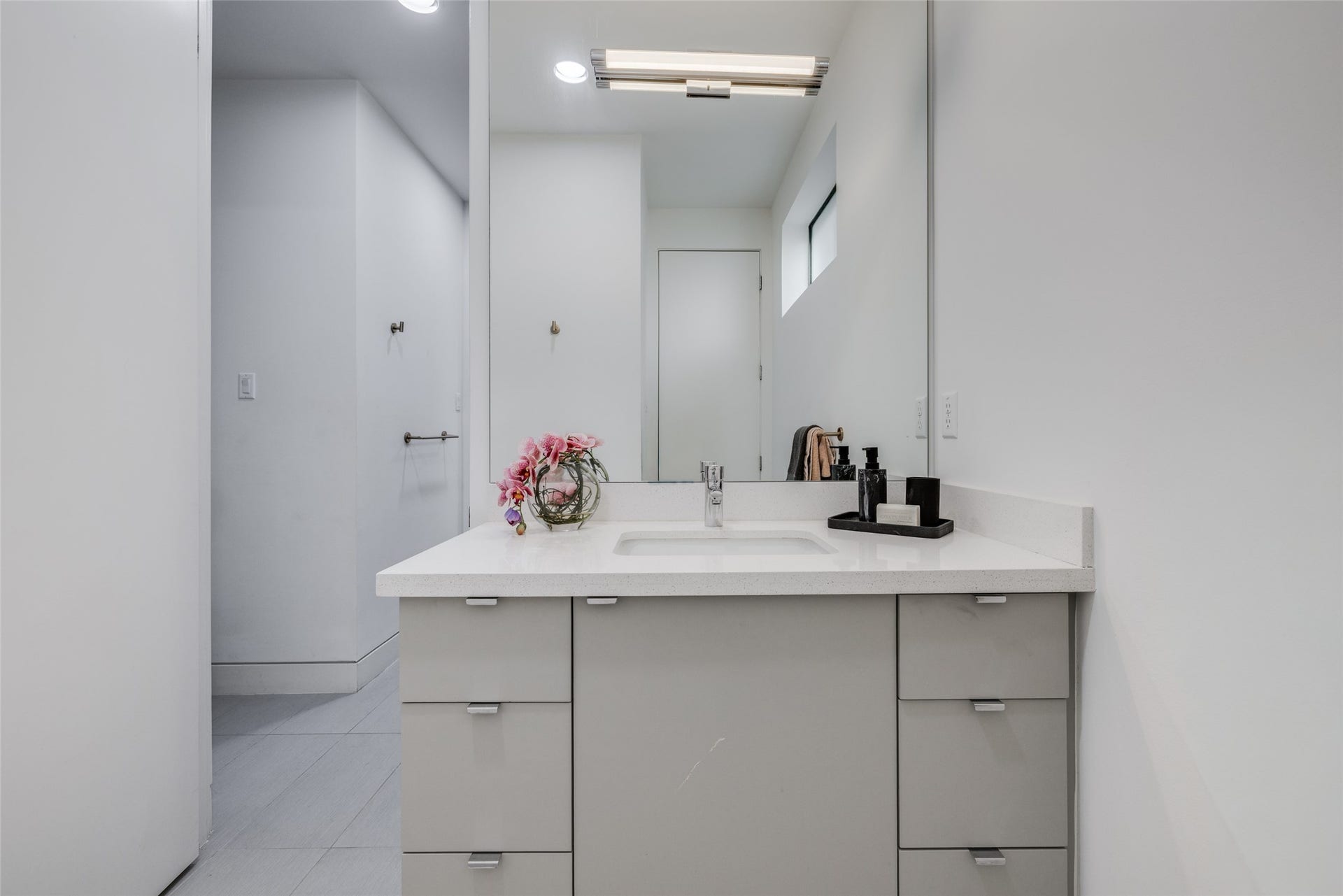 2014 Park Street, Houston, TX 77019 Jack & Jill Bathroom, private vanity areas, chrome Hansgrohe faucets, custom designer mirrors, pro flo commode, open shelving, neutral designer paint throughout