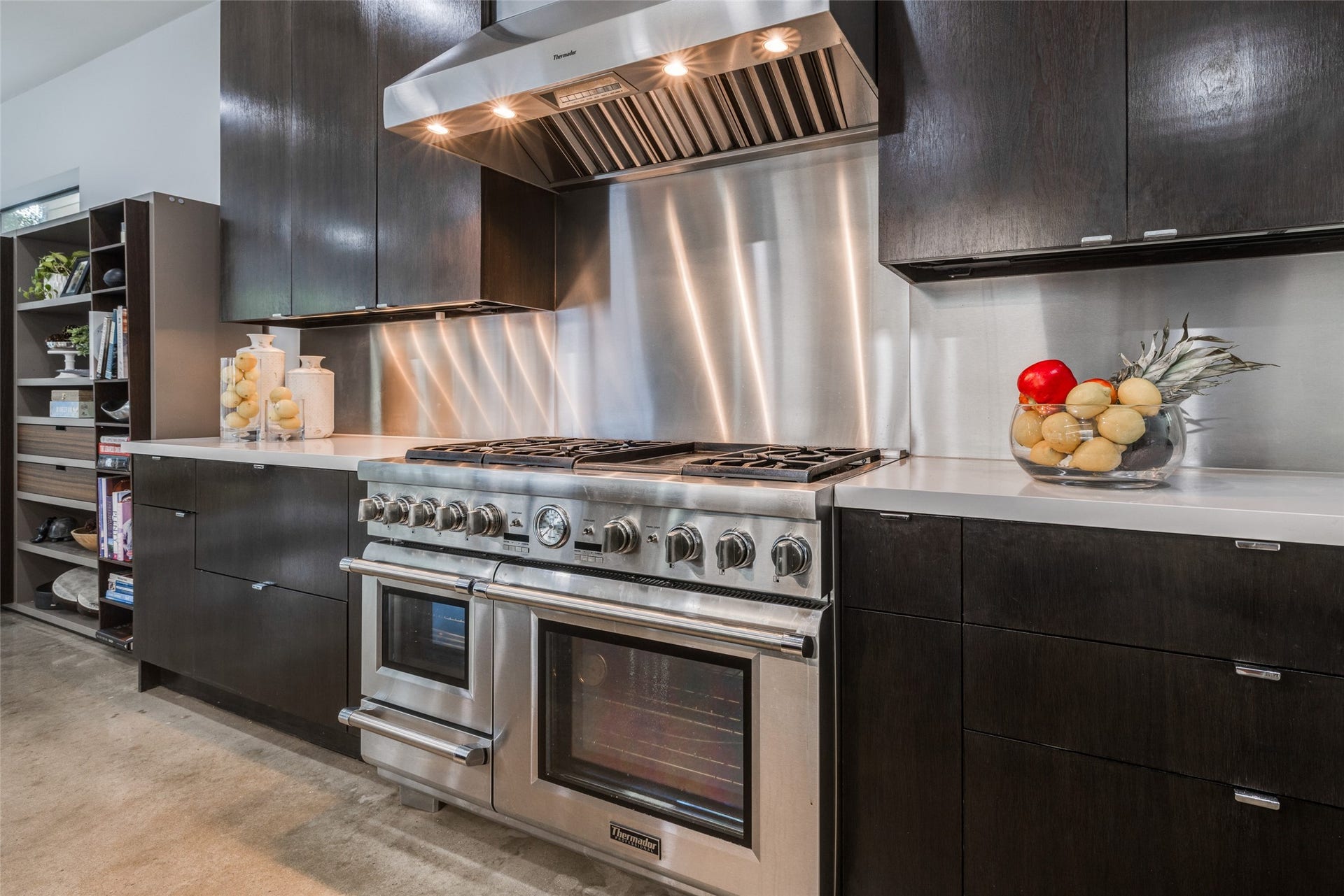 2014 Park Street, Houston, TX 77019 Gourmet Chef's Dream Kitchen with Thermador Professional Package - Range with gas 6 Burners, griddle, double oven, warming drawer, hood, SS refrigerator, SS backsplash, huge island with white quartz counter tops & waterfall edge