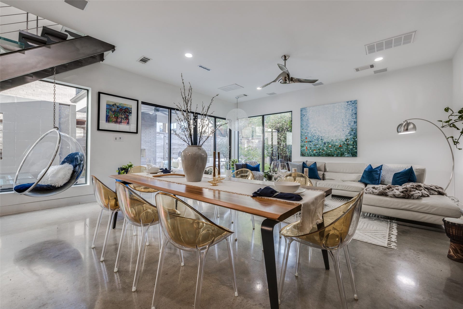 2014 Park Street, Houston, TX 77019 Wonderful 10ft ceilings through out first floor, space for a large modern dining room, polished concrete flooring, LED lighting, in ceiling speakers