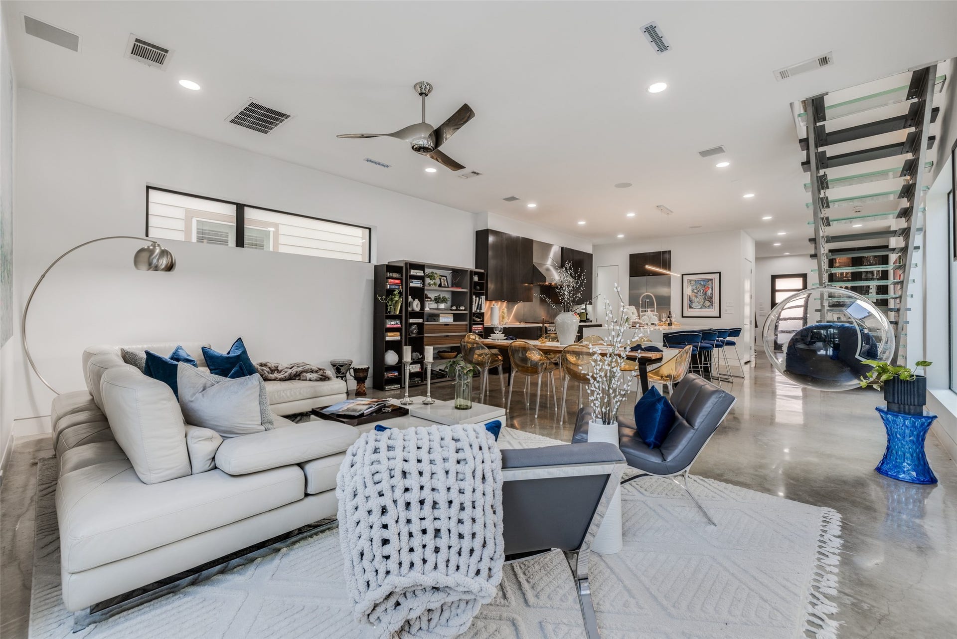 2014 Park Street, Houston, TX 77019 Enjoy Open plan Living - large open spaces looking out through walls of windows & doors to a beautiful back yard