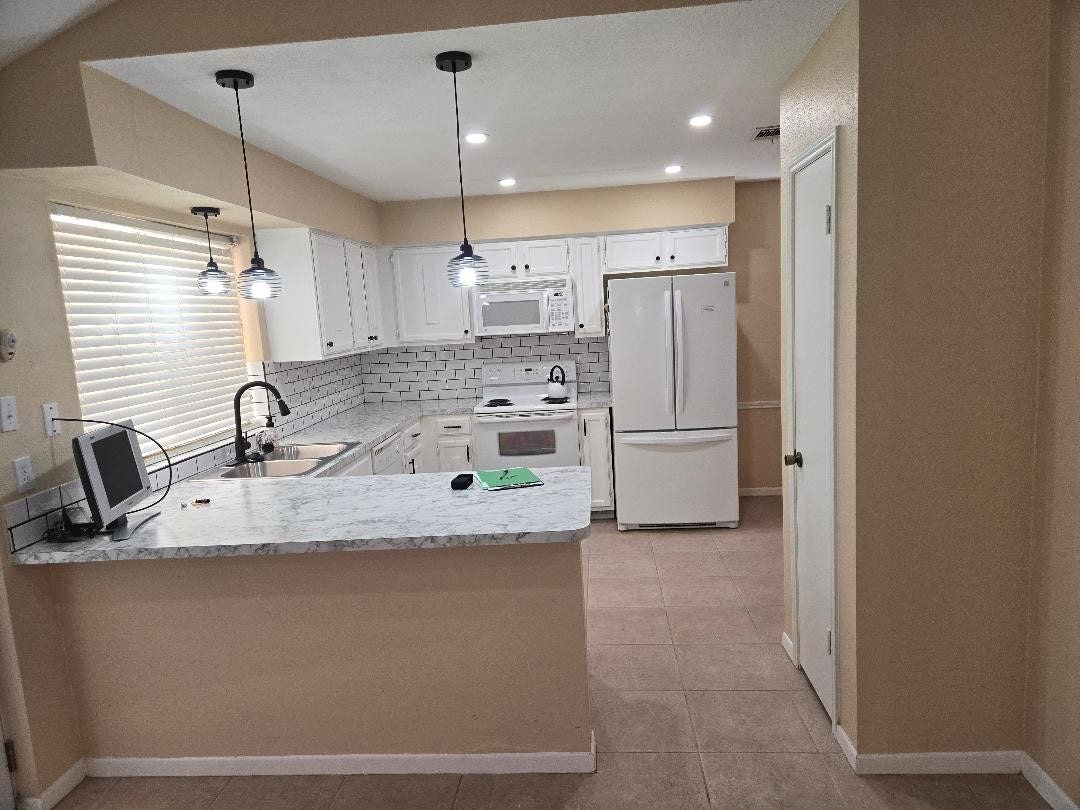 7911 Southmeadow Drive, Houston, TX 77071 7911 Southmeadow Drive, Houston, TX 77071