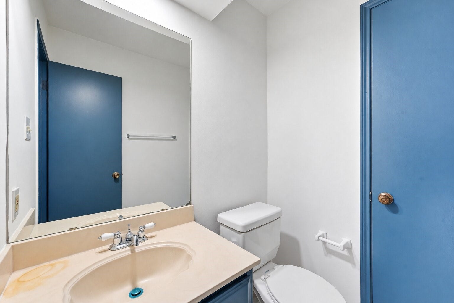 12719 Hollandale Drive, Houston, TX 77082 Powder bath