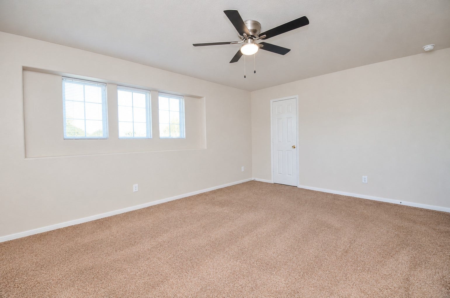 5031 Grove Square Court, Katy, TX 77449 Spacious second-floor bedroom offering the flexibility to serve as a second primary bedroom, with ample room for a king-size bed and additional furnishings.