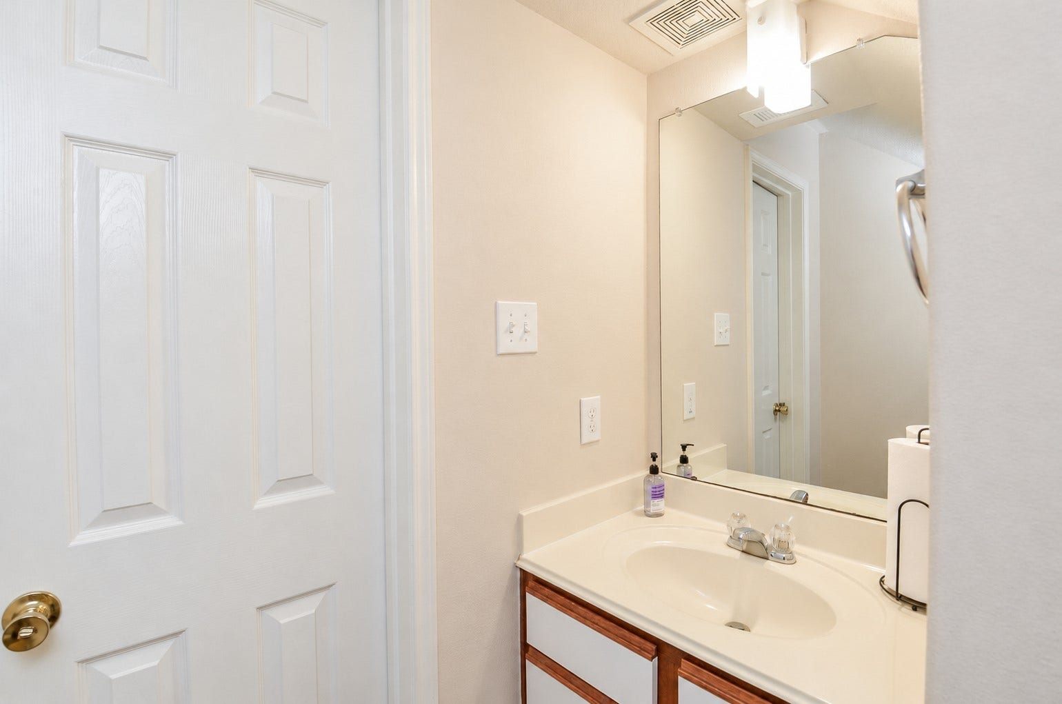 5031 Grove Square Court, Katy, TX 77449 Additional view of the first-floor half bath featuring a spacious vanity, large mirror and convenient access from the main living area.