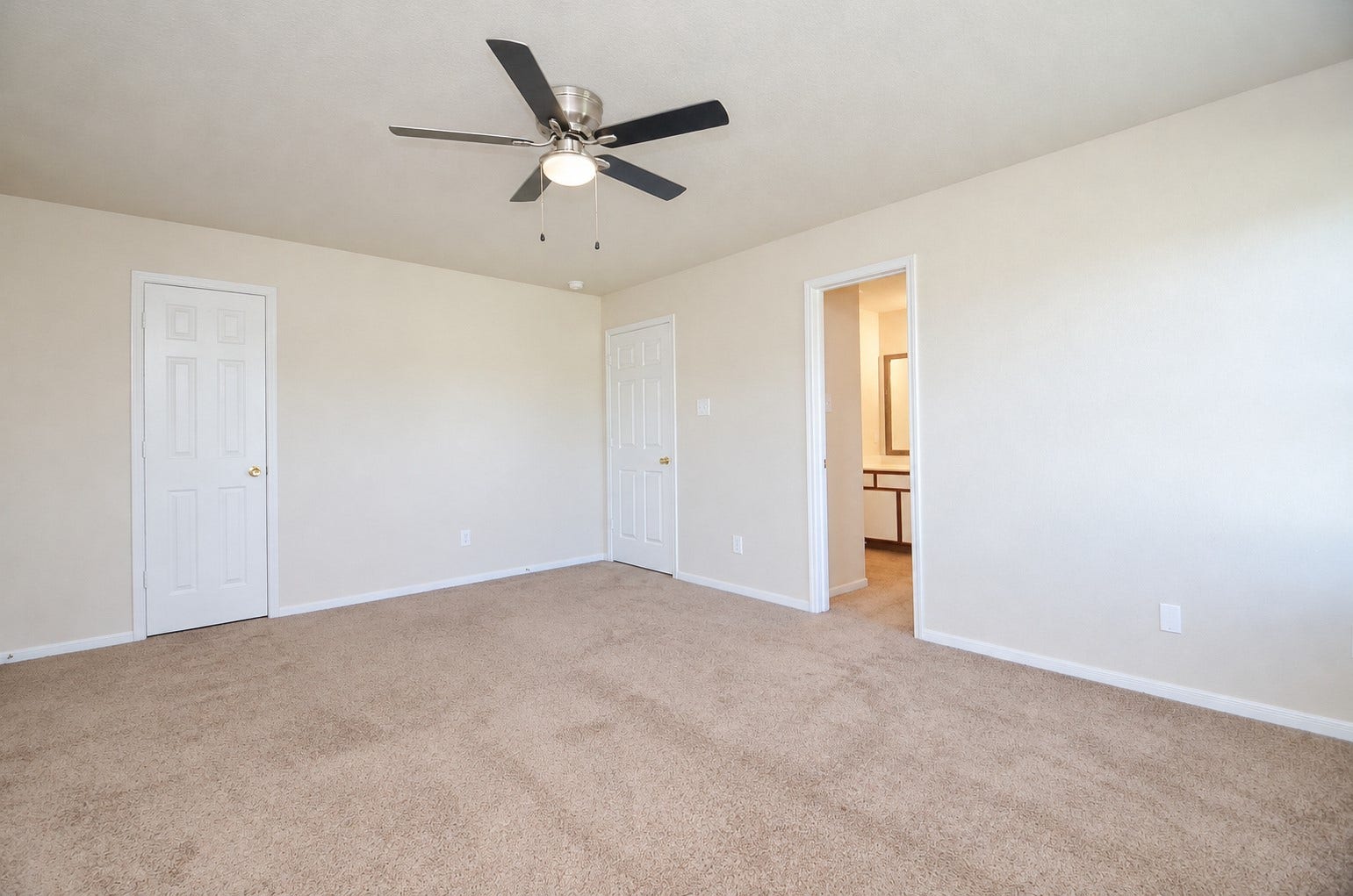 5031 Grove Square Court, Katy, TX 77449 Spacious second-floor bedroom offering the flexibility to serve as a second primary bedroom, with ample room for a king-size bed and additional furnishings.