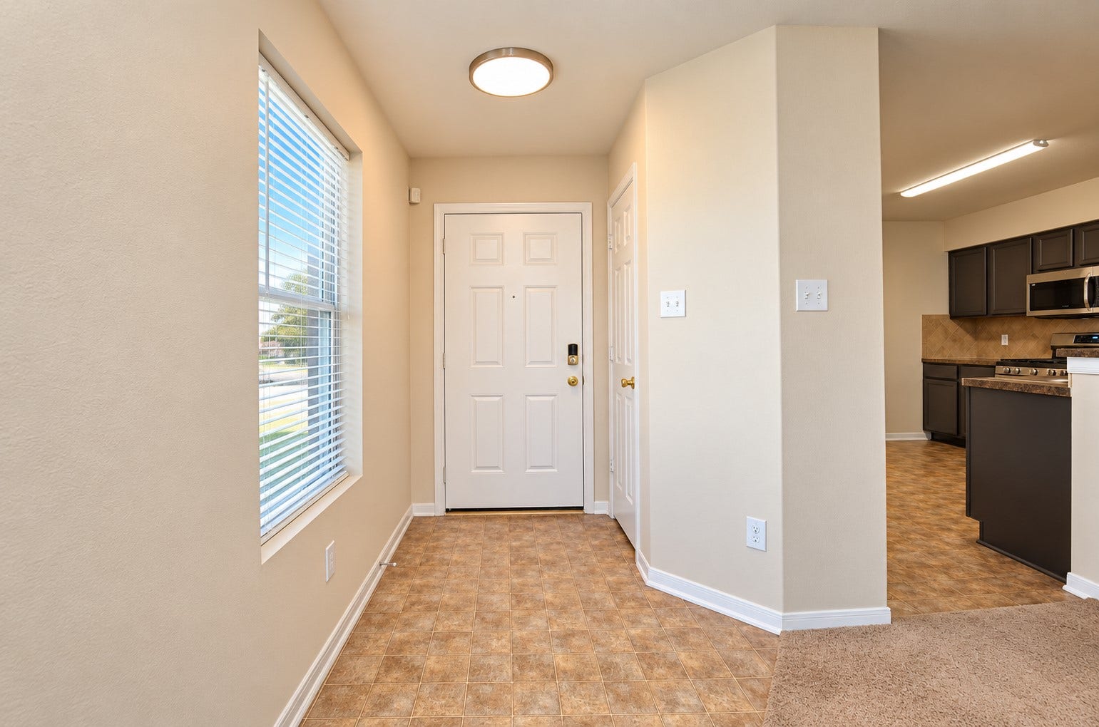 5031 Grove Square Court, Katy, TX 77449 Welcoming entryway with natural light, neutral finishes and convenient access to the kitchen and main living areas.