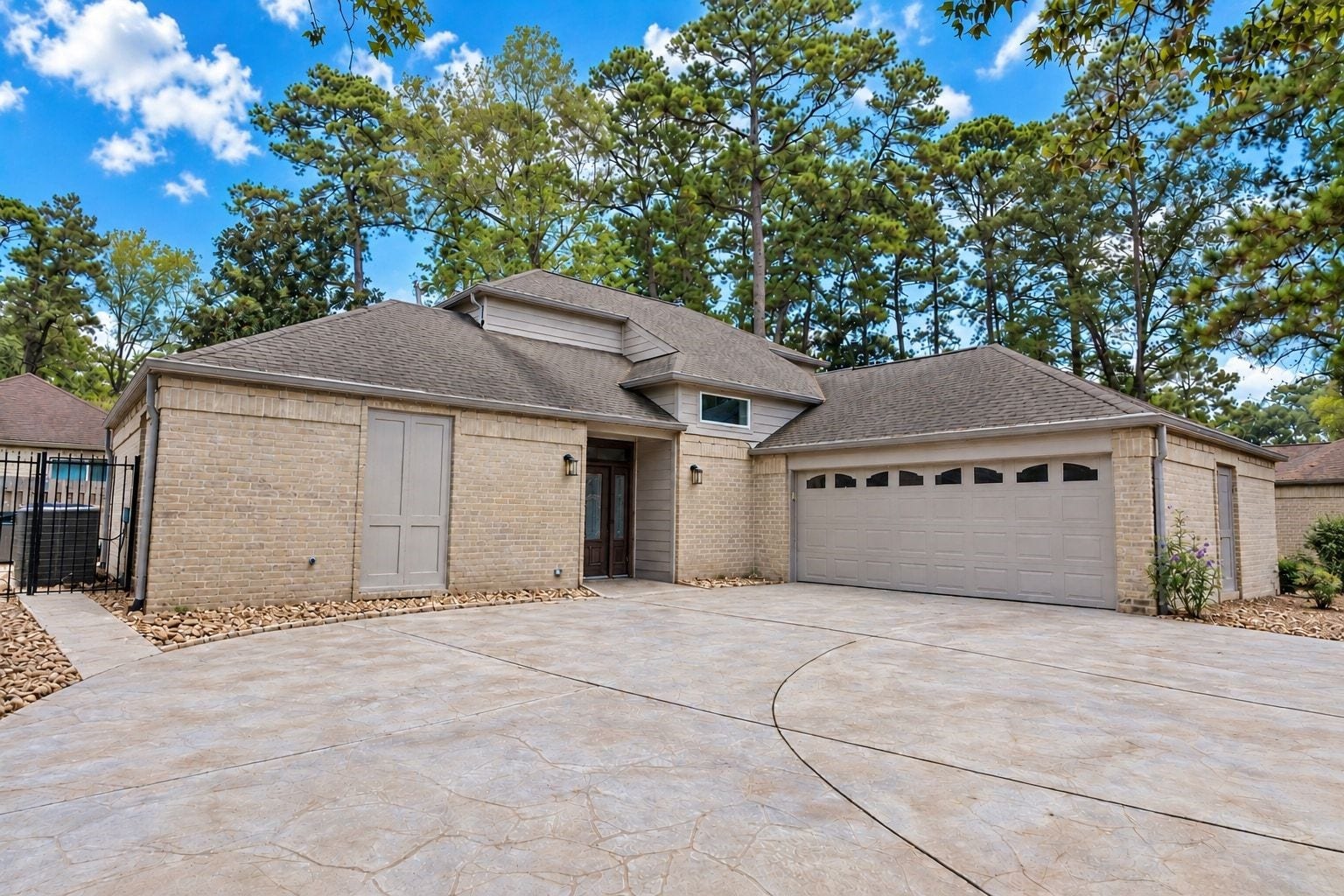 3207 Laurel Point Court, Houston, TX 77339 Welcome to 3207 Laurel Point Ct. with stamped concrete