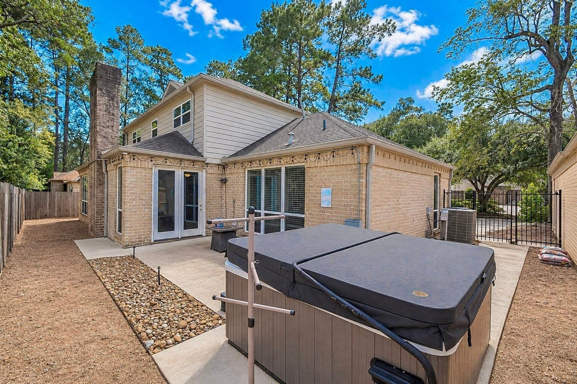 3207 Laurel Point Court, Houston, TX 77339 Hot tub