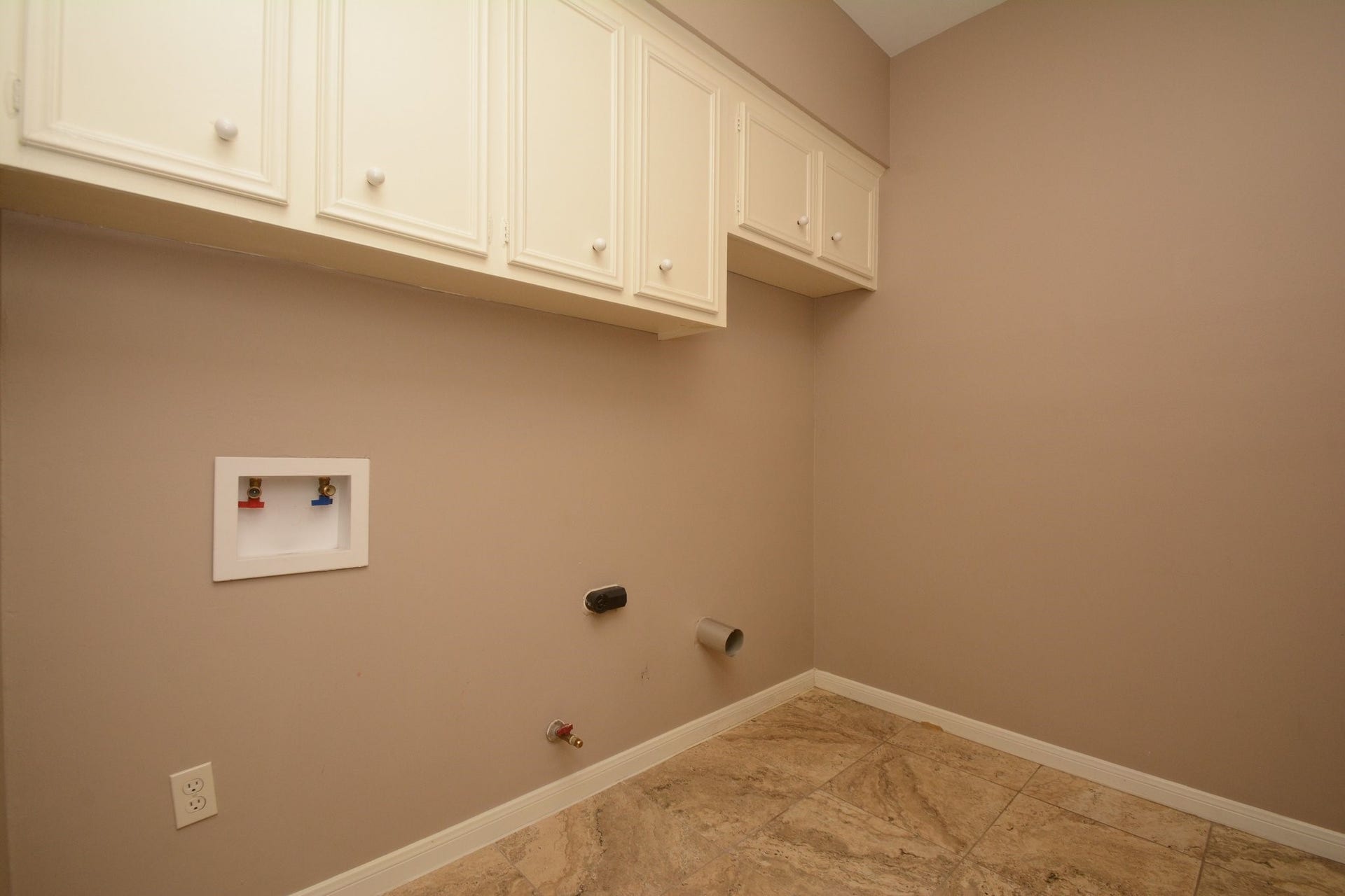 3207 Laurel Point Court, Houston, TX 77339 Spacious Laundry room