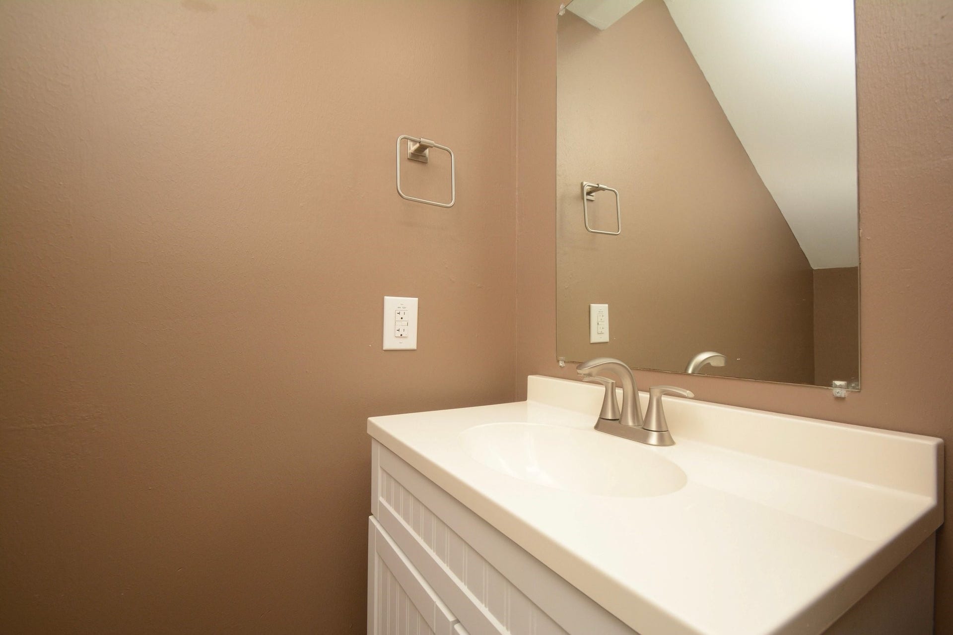 3207 Laurel Point Court, Houston, TX 77339 Half bath on 1st floor