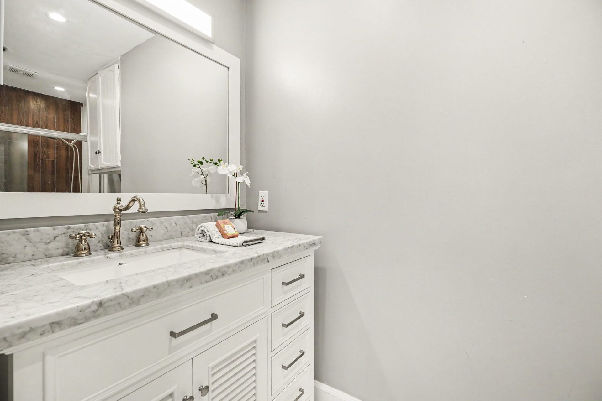 18206 Heritage Lane, #8206, Nassau Bay, TX 77058 Second upstairs bathroom;