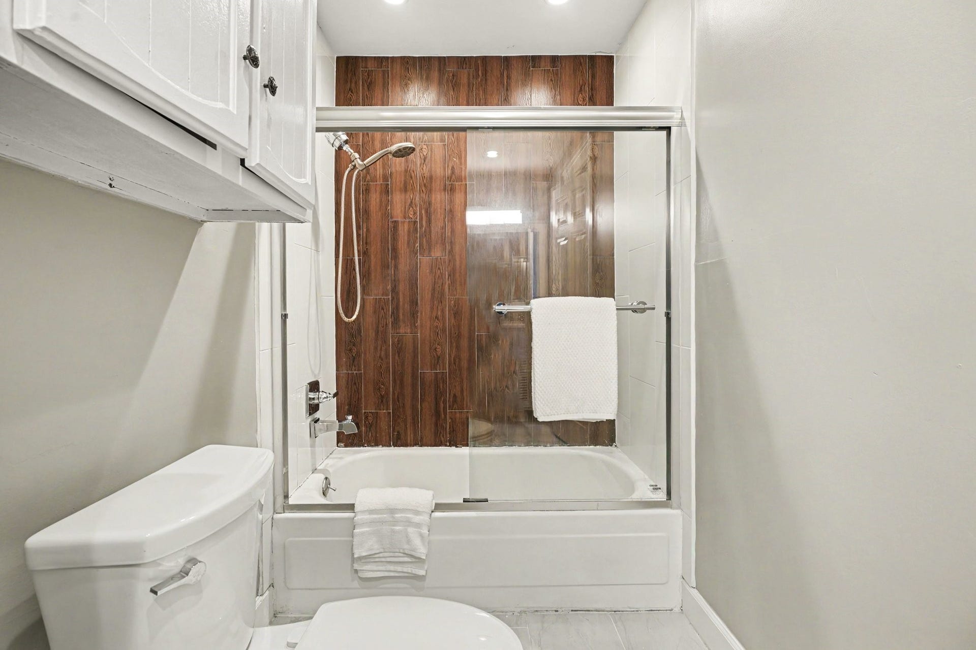 18206 Heritage Lane, #8206, Nassau Bay, TX 77058 Upstairs Bathroom