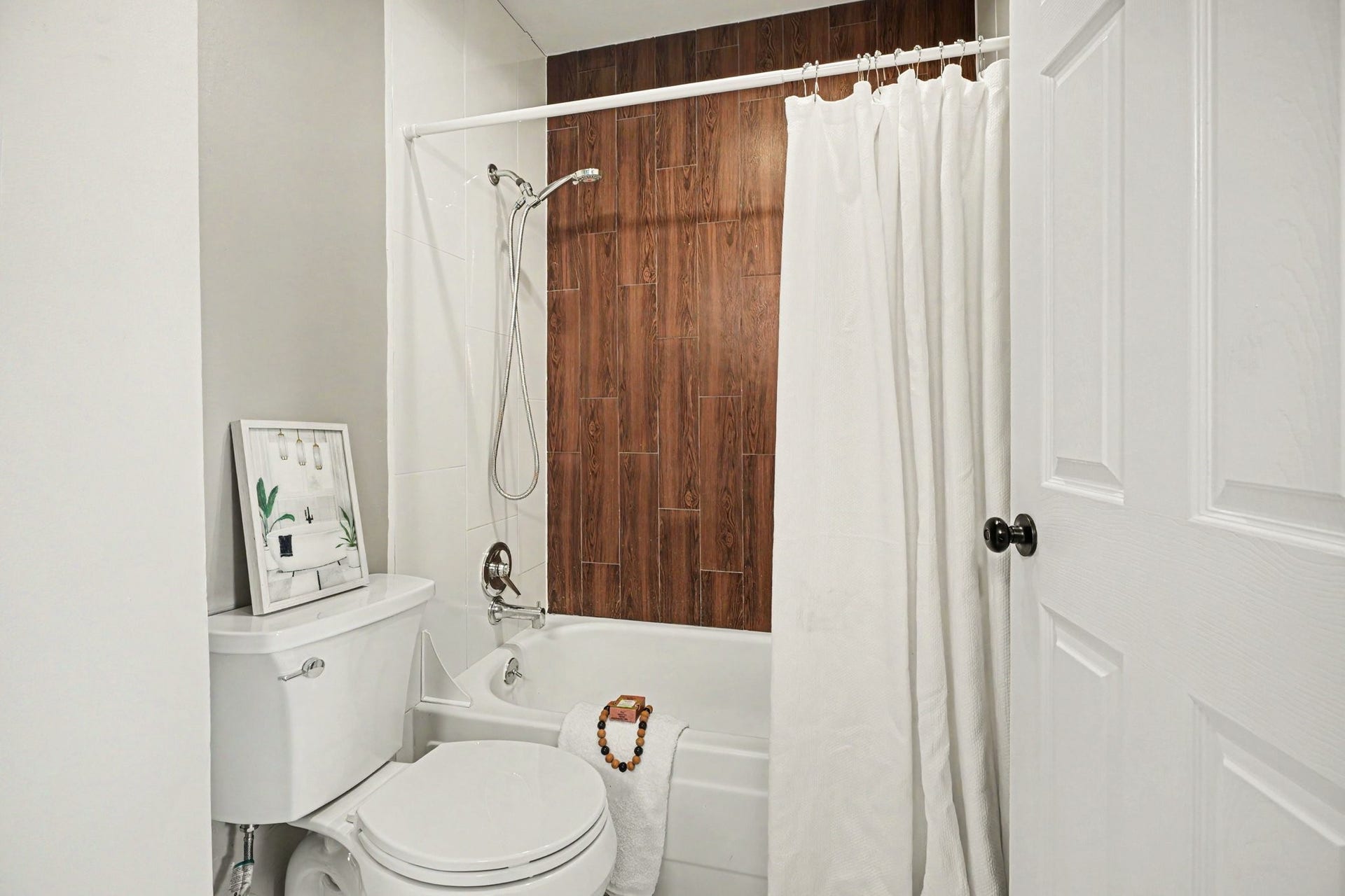 18206 Heritage Lane, #8206, Nassau Bay, TX 77058 Second upstairs bathroom