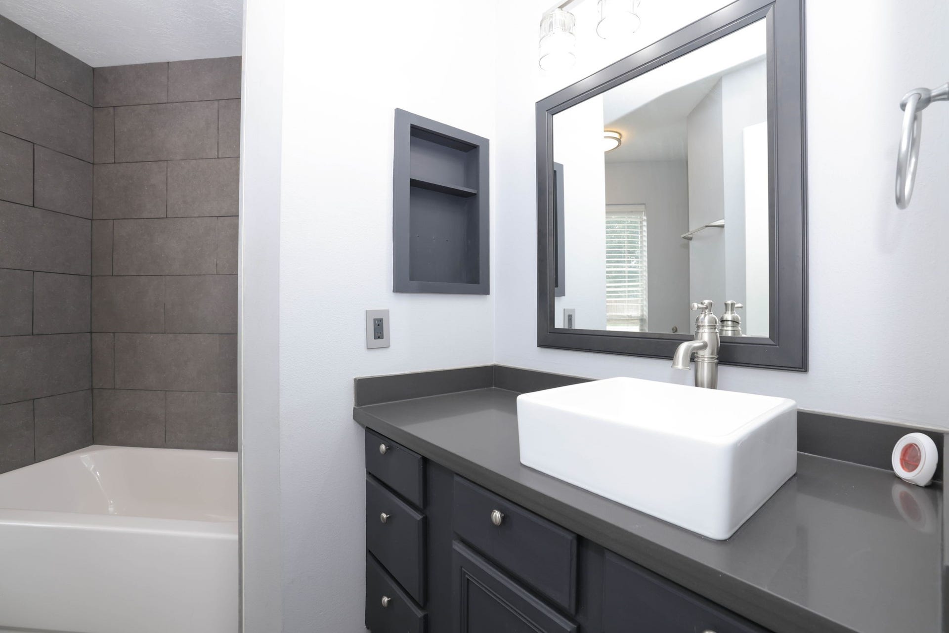 10403 Twin Oak Drive, Conroe, TX 77385 Secondary Bathroom