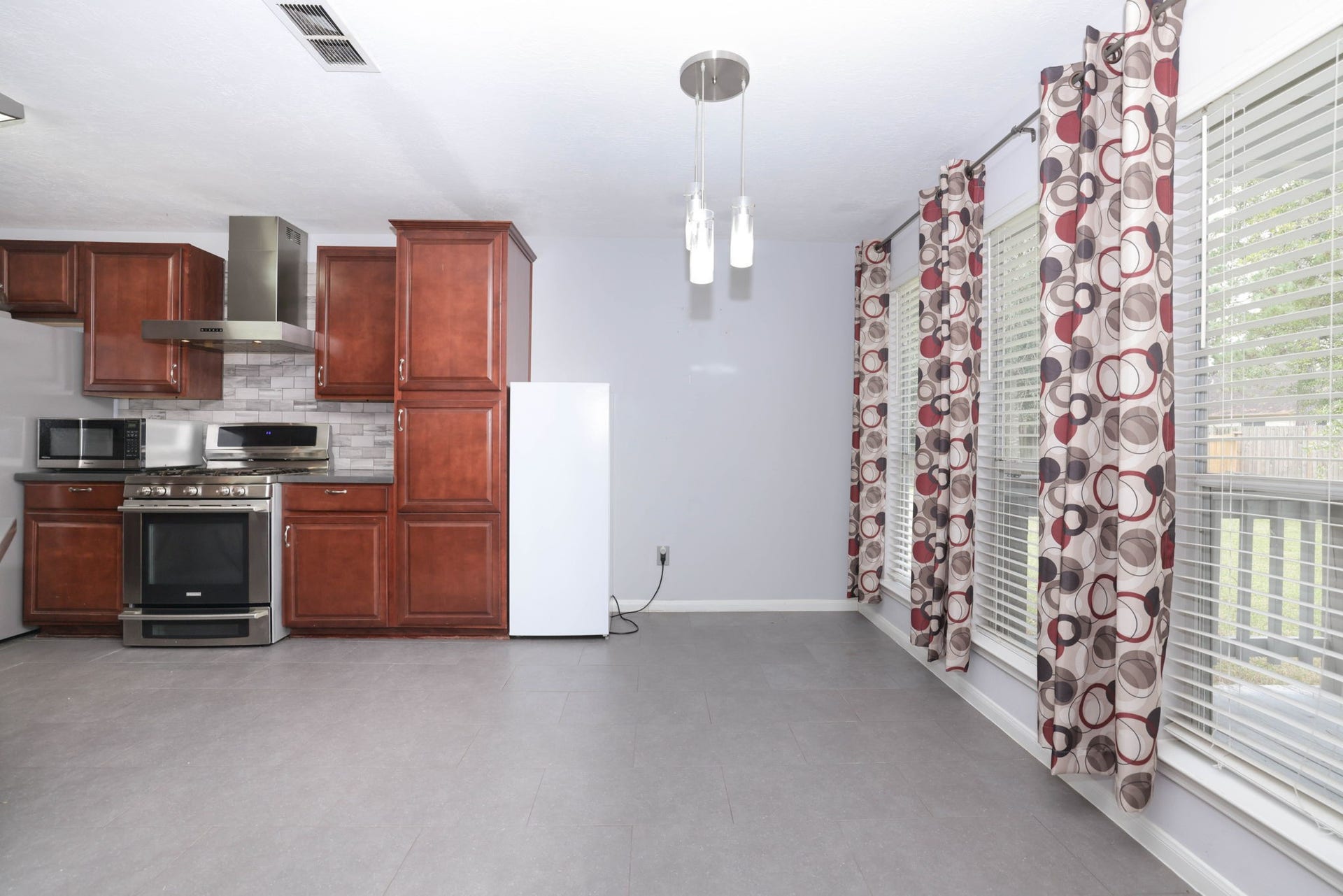 10403 Twin Oak Drive, Conroe, TX 77385 Dining space overlooking backyard