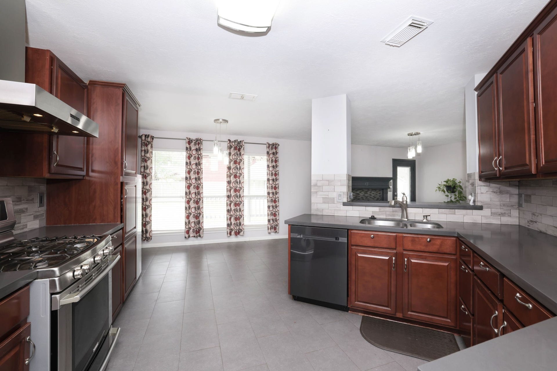 10403 Twin Oak Drive, Conroe, TX 77385 5 Burner Gas Range