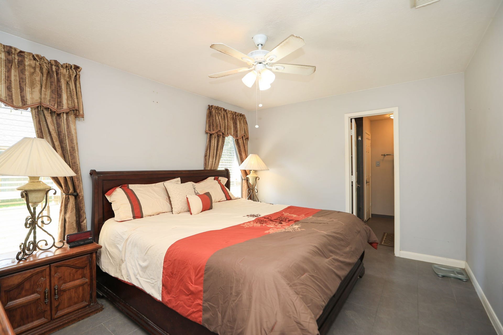 10403 Twin Oak Drive, Conroe, TX 77385 Primary Bedroom