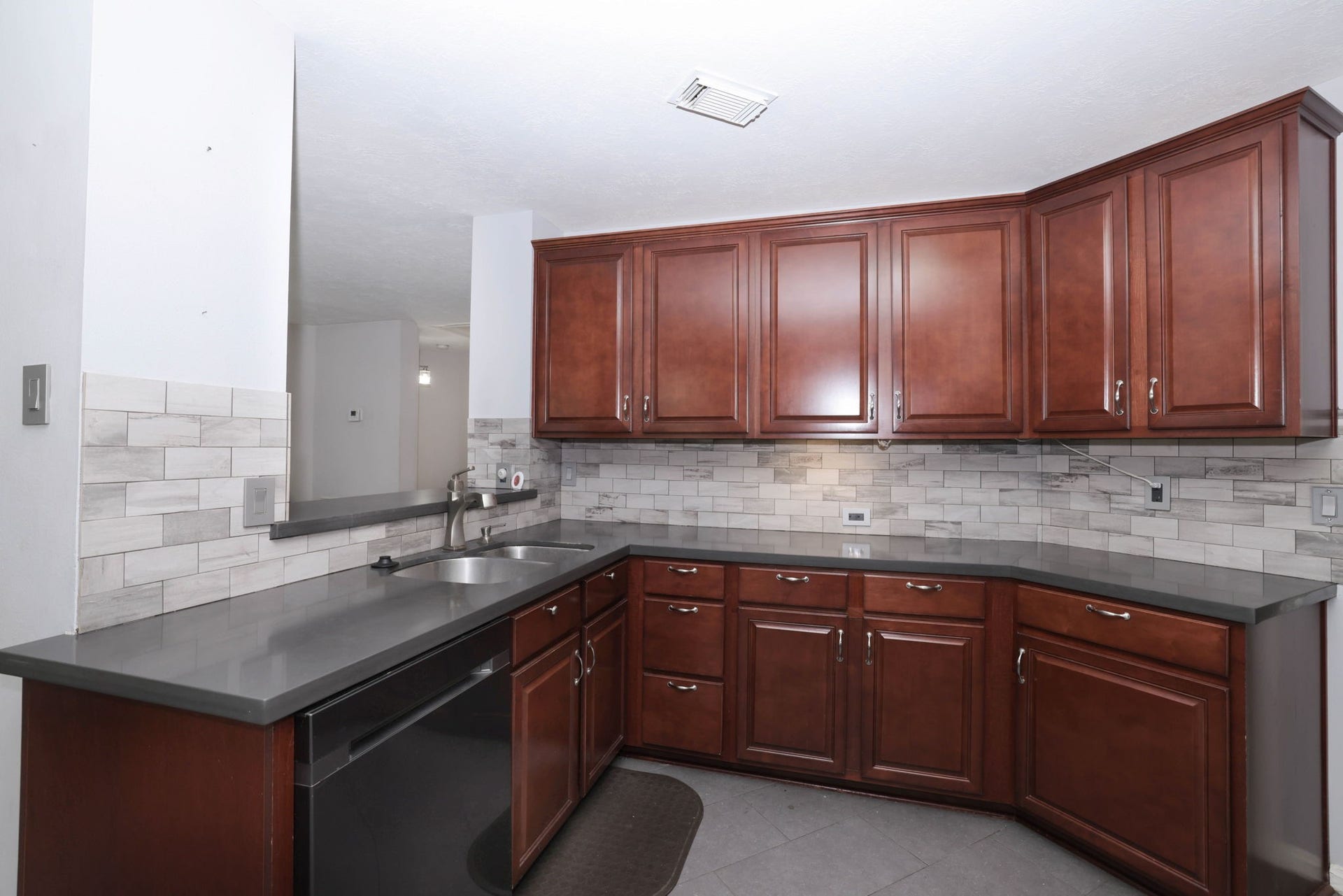10403 Twin Oak Drive, Conroe, TX 77385 Bar overlooking family room