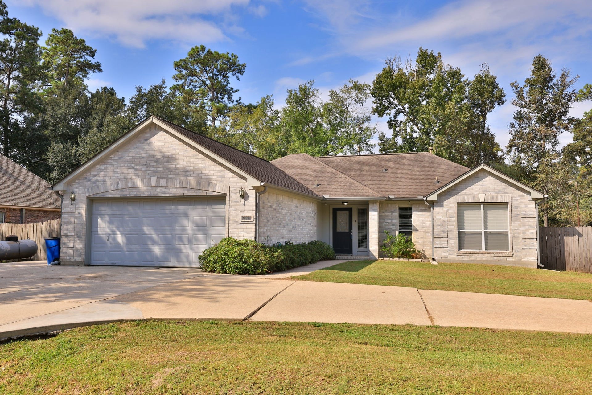 10403 Twin Oak Drive, Conroe, TX 77385 Circle driveway