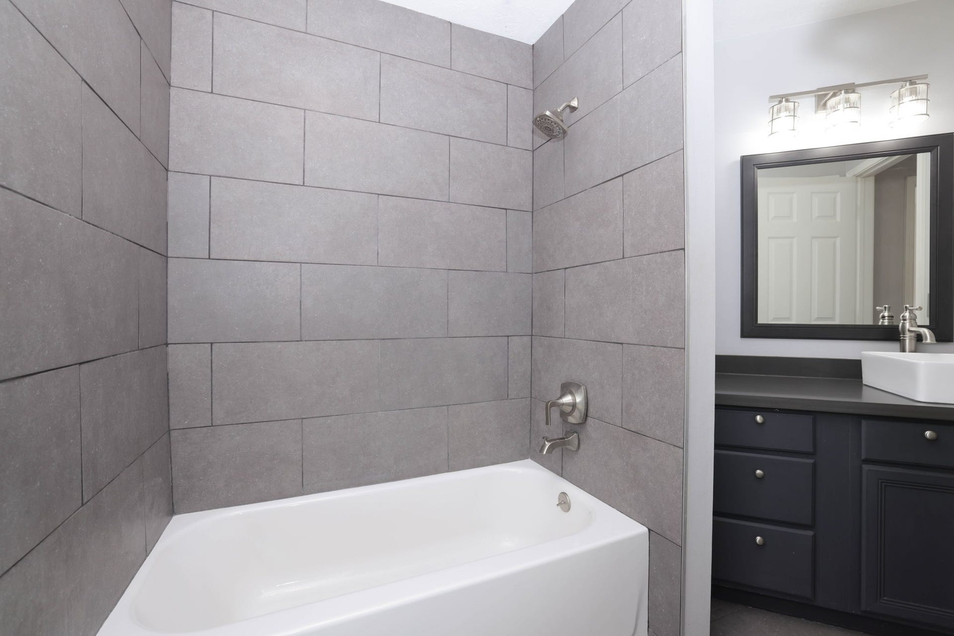 10403 Twin Oak Drive, Conroe, TX 77385 Secondary Bathroom with Tub/Shower Combo
