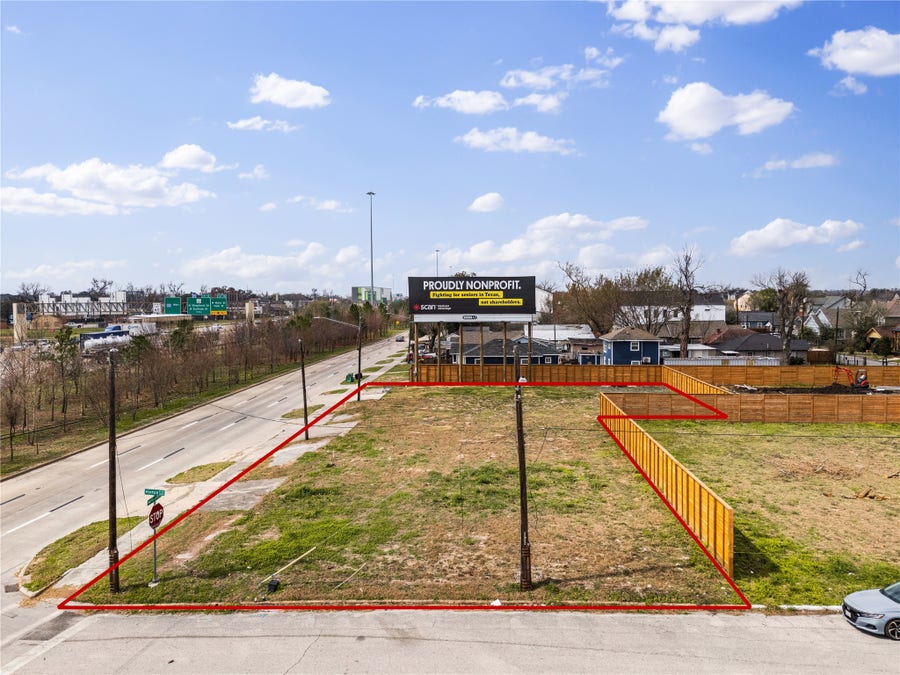 Property photo for 1025 N Loop, Houston, TX