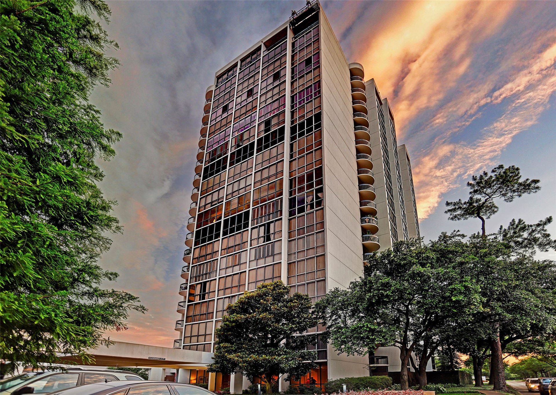 A breathtaking landmark high-rise located in a prestigious Tanglewood neighborhood. Close proximity to Top-tier dining, entertainment & upscale life style.