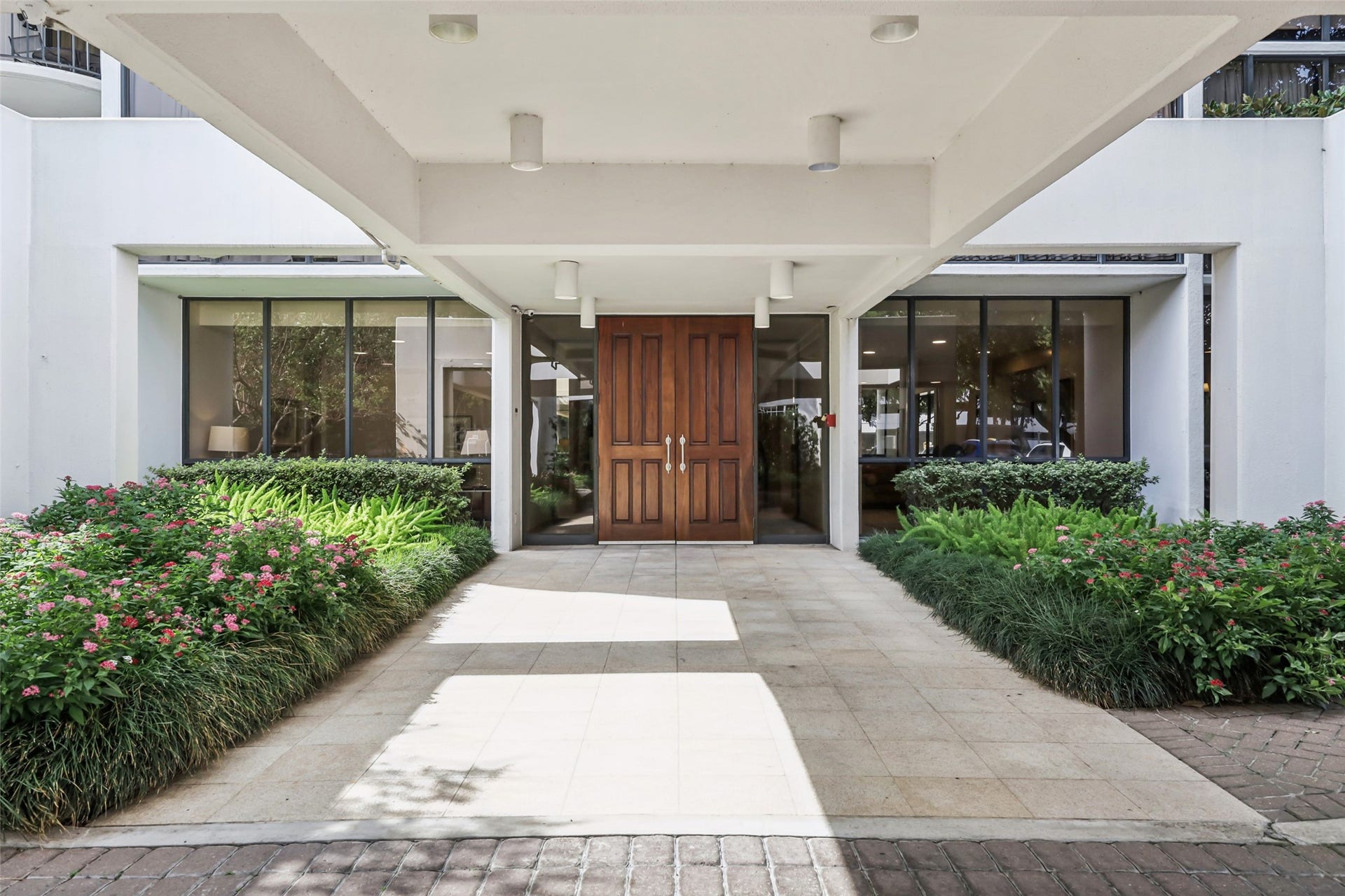 A Statement Entrance and a welcoming exterior front building leading into the main lobby