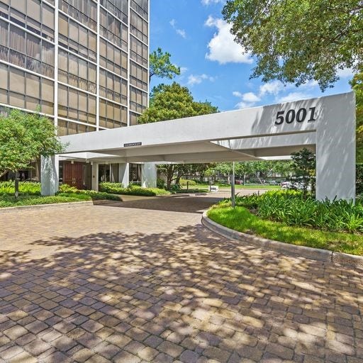 Your guests will arrive via the building protected portico and a covered drop-off zone