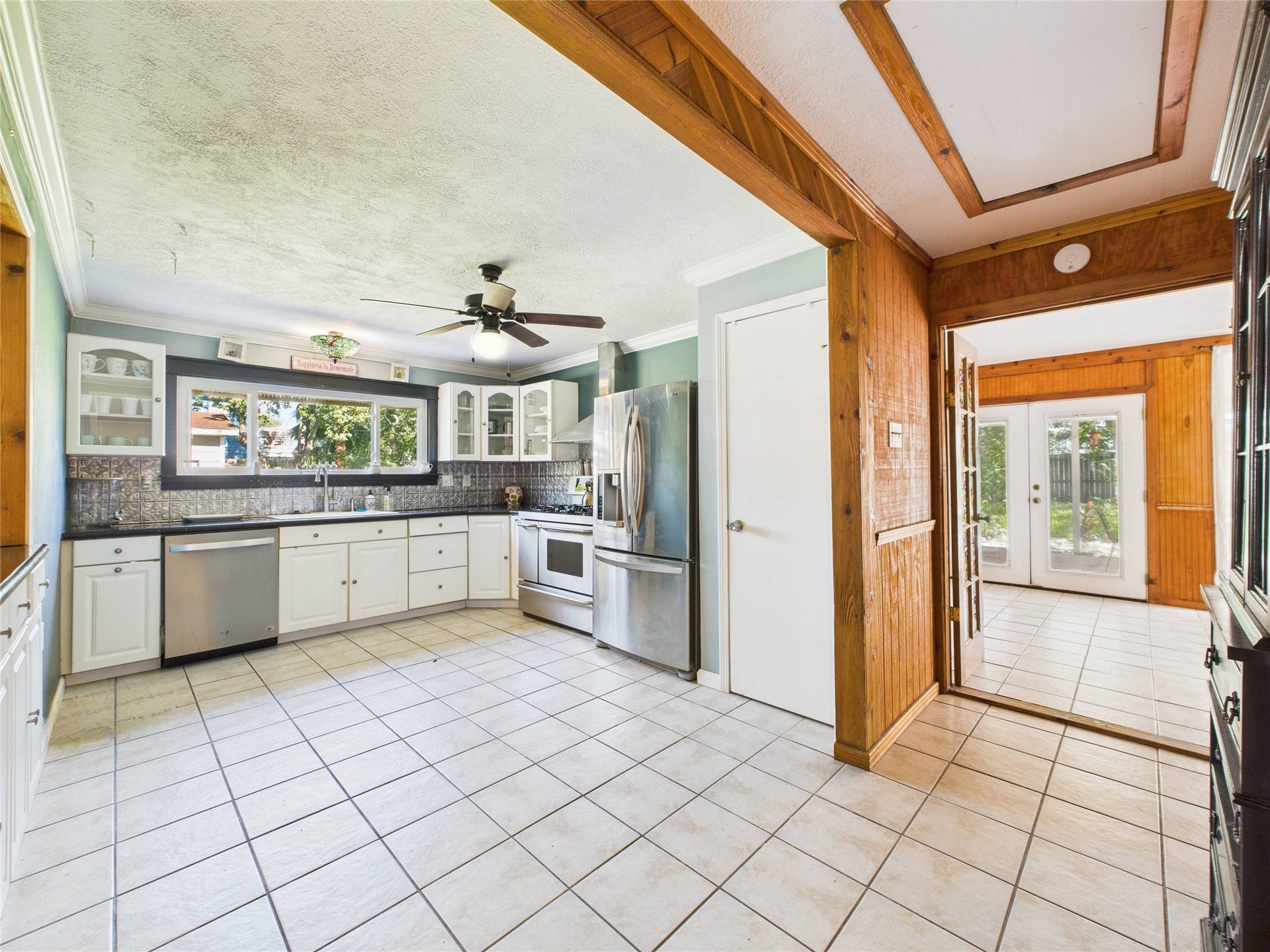 713 6th Street, San Leon, TX 77539 Beautiful oversized Kitchen