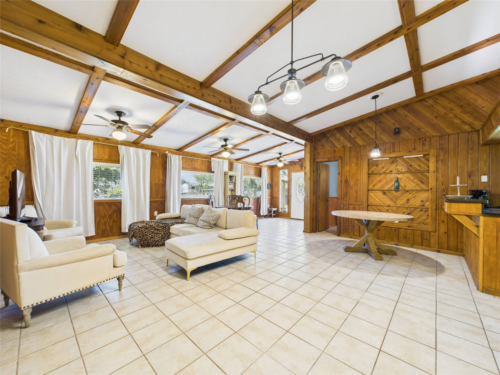 713 6th Street, San Leon, TX 77539 Large open living space