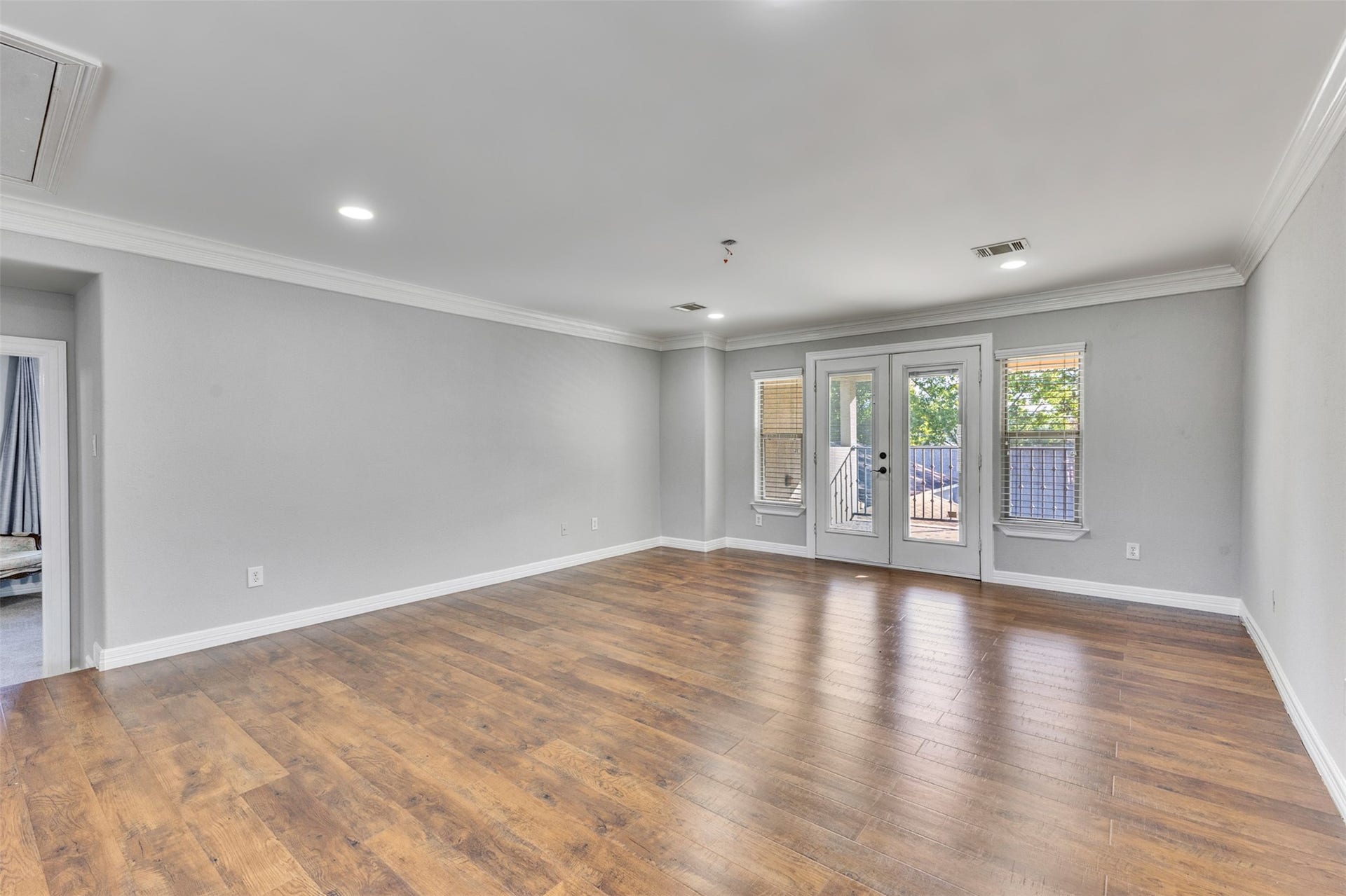 8606 Argentina Street, Houston, TX 77040 An expansive game room with an impressive balcony offers exceptional space for entertaining, relaxing, and enjoying indoor-outdoor living.
